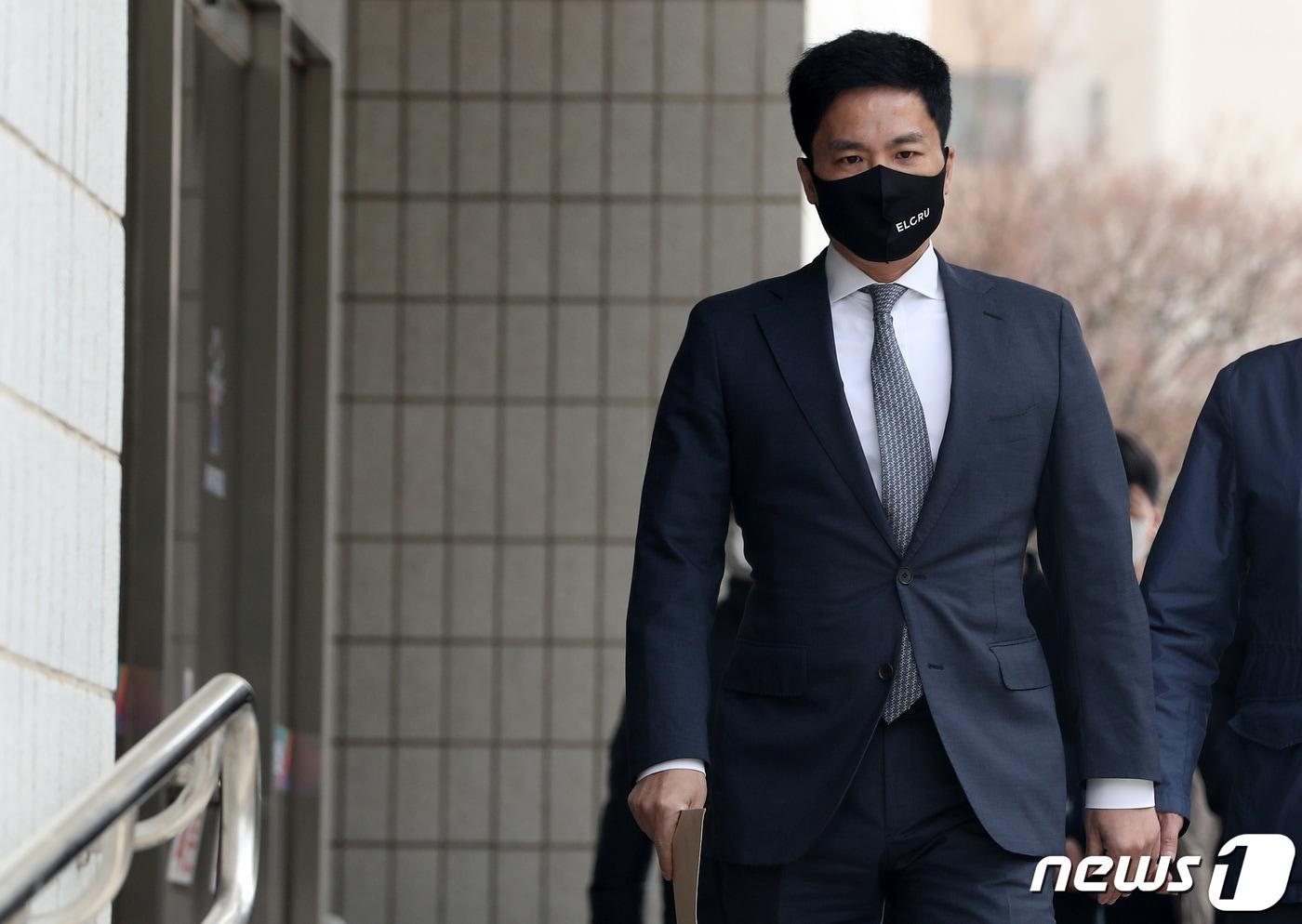 본문 이미지 - 자본시장법 위반과 횡령·배임 혐의를 받고있는 김용빈 대우조선해양건설 회장이 28일 오후 구속 전 피의자심문(영장실질심사)을 받기 위해 서울 남부지방법원에 출석하고 있다. 2023.3.28/뉴스1 ⓒ News1 이동해 기자