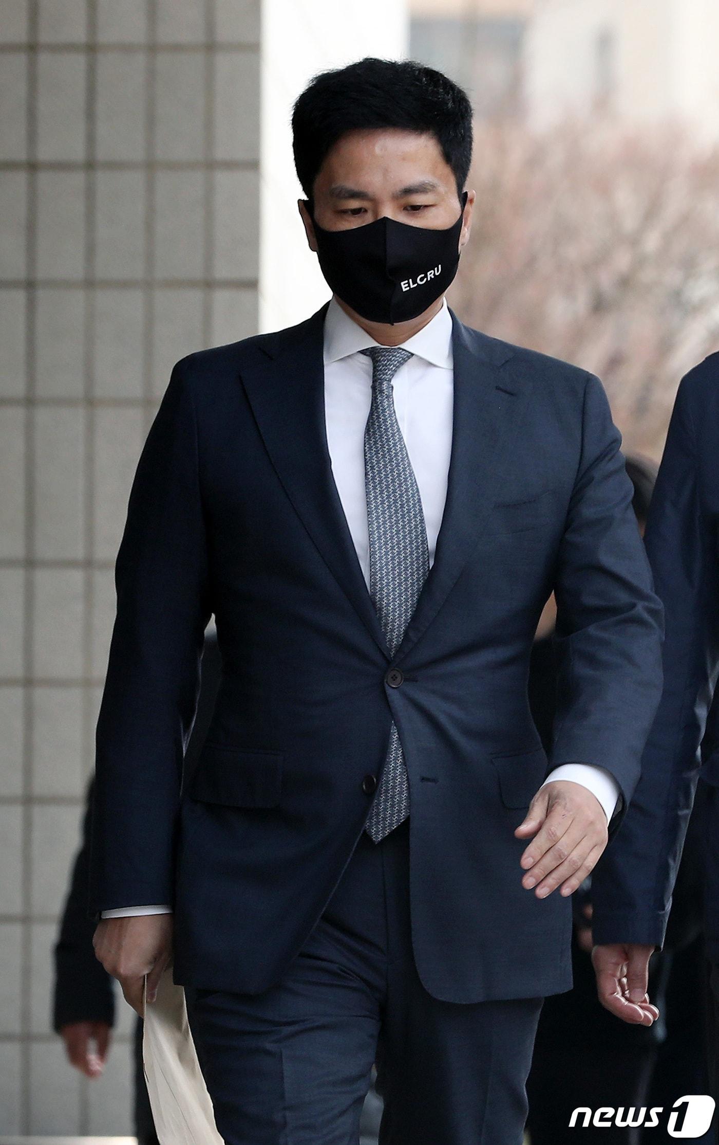 본문 이미지 - 자본시장법 위반과 횡령·배임 혐의를 받고있는 김용빈 대우조선해양건설 회장이 28일 오후 구속 전 피의자심문(영장실질심사)을 받기 위해 서울 남부지방법원에 출석하고 있다. 2023.3.28/뉴스1 ⓒ News1 이동해 기자