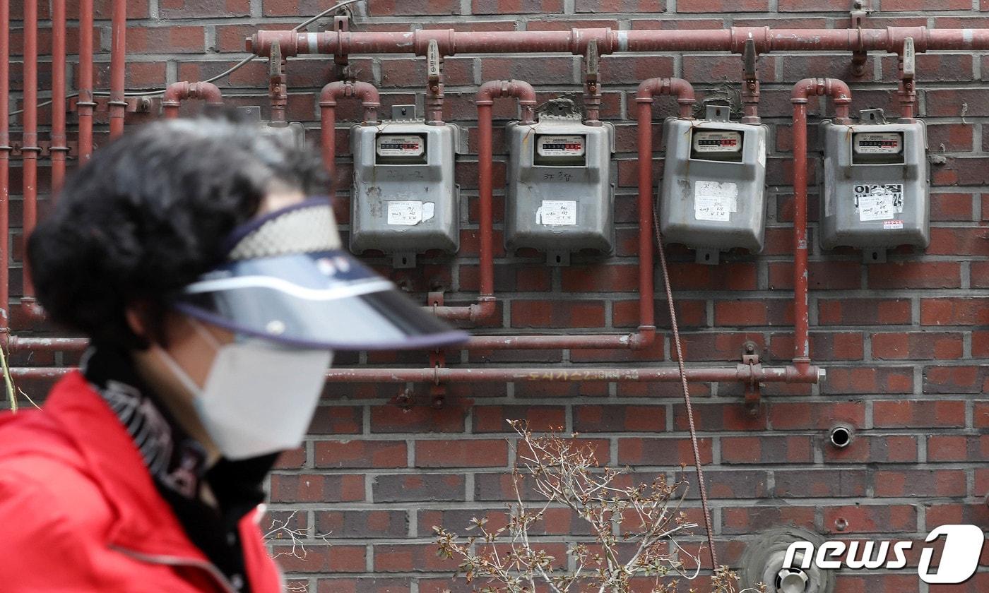 28일 서울 중구의 한 공동주택 도시가스계량기 앞으로 시민이 지나가고 있다. 2023.3.28/뉴스1 ⓒ News1 박세연 기자