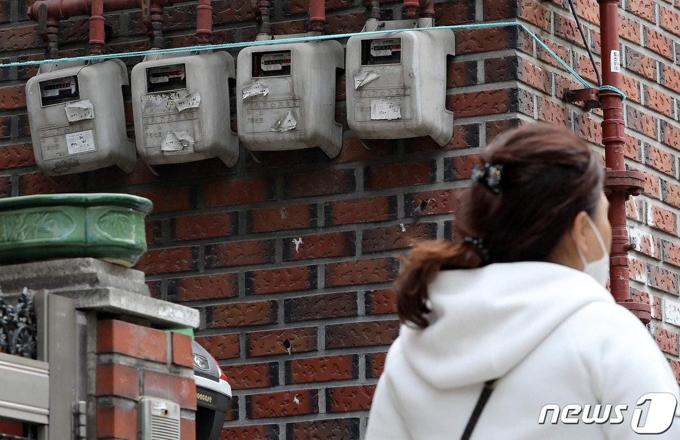 28일 서울 중구의 한 공동주택 도시가스계량기 앞으로 시민이 지나가고 있다. 산업통상자원부에 따르면 올해 2분기 전기·가스요금의 인상 여부와 인상 폭 등 최종 요금안을 오는 31일 발표할 예정이다. 2023.3.28/뉴스1 ⓒ News1 박세연 기자
