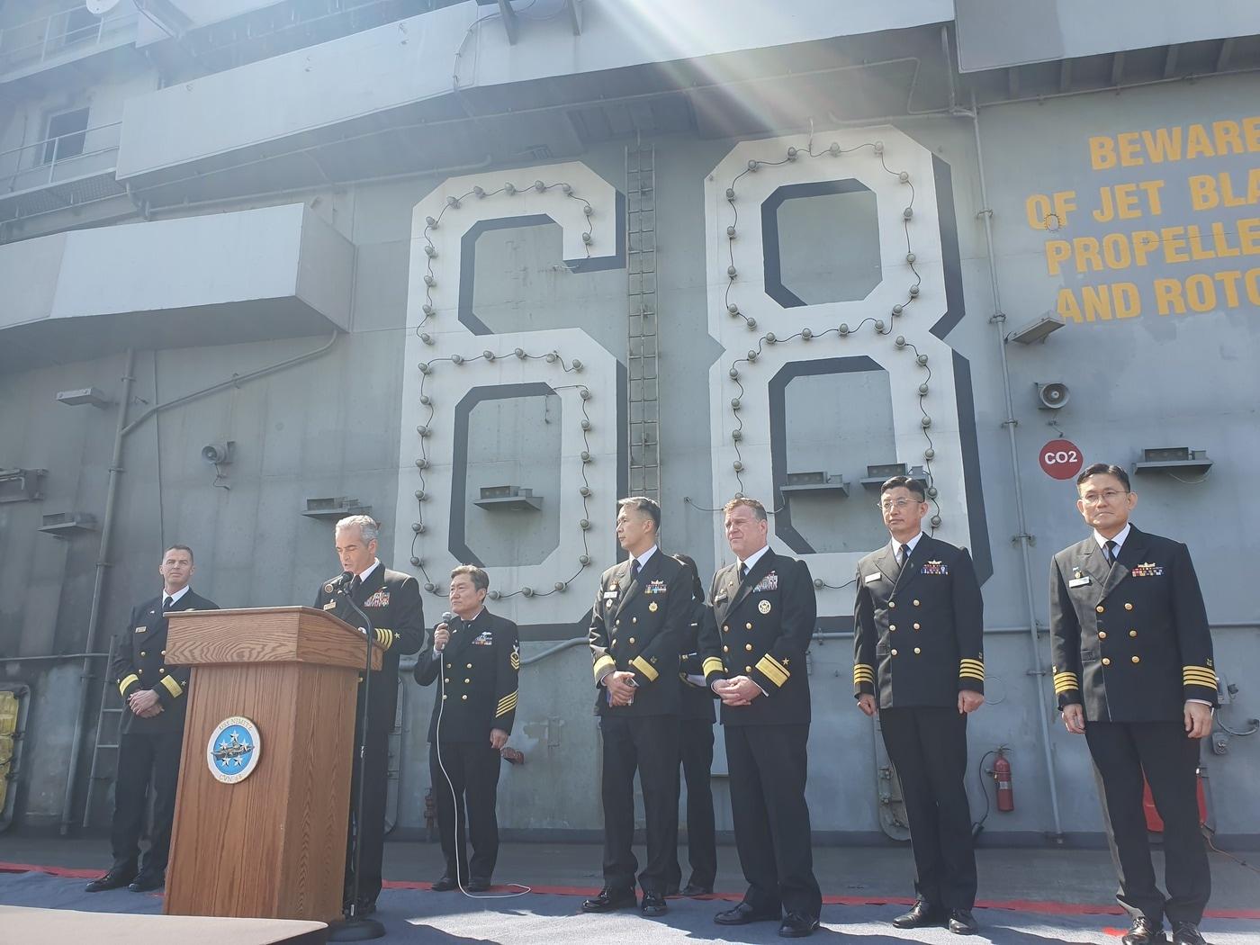 본문 이미지 -  28일 부산 작전기지에 입항한 미국 해군 원자력추진 항공모함 '니미츠' 함상에서 한미 해군 관계자들의 기자회견이 진행되고 있다. 오른쪽에서 세 번째가 크리스토퍼 스위니 11항모강습단장.2023.3.28/뉴스1 박응진 기자