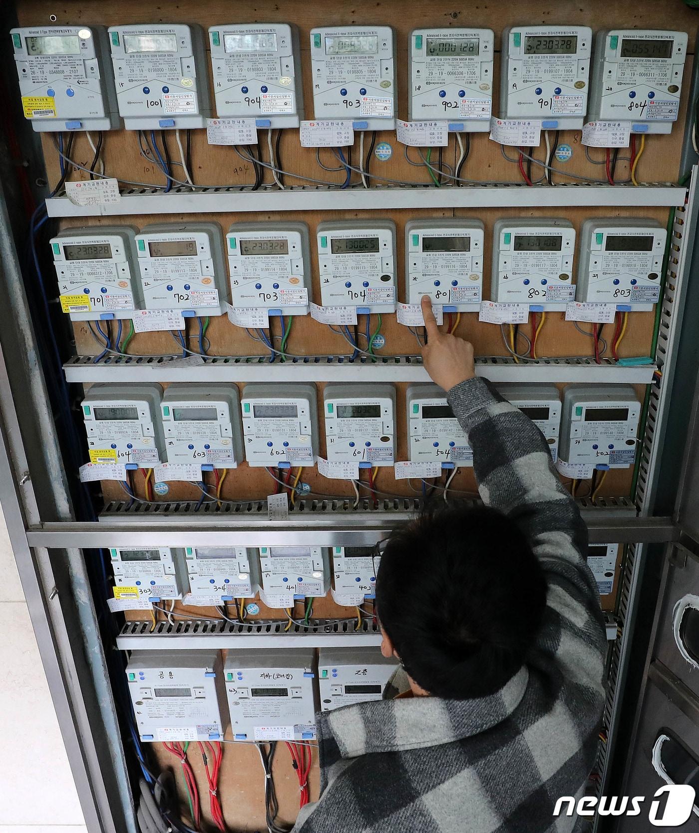본문 이미지 - 28일 서울 중구 한 오피스텔 건물에서 관리인이 전기계량기를 살펴보고 있다. 산업통상자원부에 따르면 올해 2분기 전기·가스요금의 인상 여부와 인상 폭 등 최종 요금안을 오는 31일 발표할 예정이다. 2023.3.28/뉴스1 ⓒ News1 박세연 기자