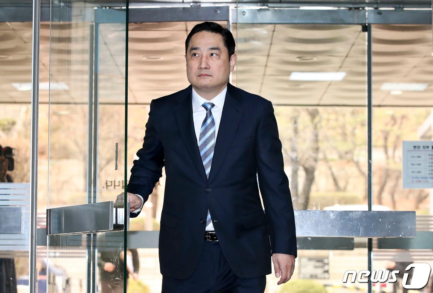 본문 이미지 - 강용석 변호사가 서울중앙지법에 출석하고 있다. (공동취재) 2023.3.28/뉴스1 ⓒ News1 송원영 기자