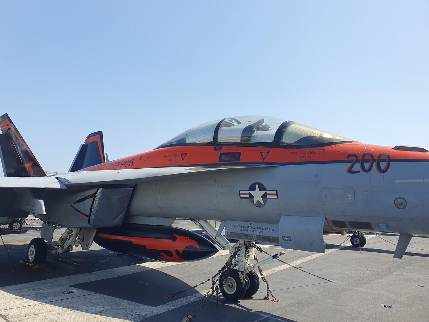 본문 이미지 - 28일 부산 작전기지에 입항한 미국 해군 항공모함 '니미츠' 비행갑판에 있는 F/A-18 '호닛'.2023.3.28/뉴스1 박응진 기자