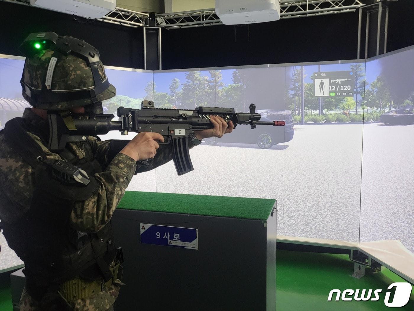 본문 이미지 - 코로나19로 중단됐던 예비군 훈련이 4년 만에 정상화된 28일 전북 남원 과학화 예비군훈련장에서 예비군들이 가상현실(VR) 영상모의사격 훈련을 하고 있다.2023.3.28/뉴스1