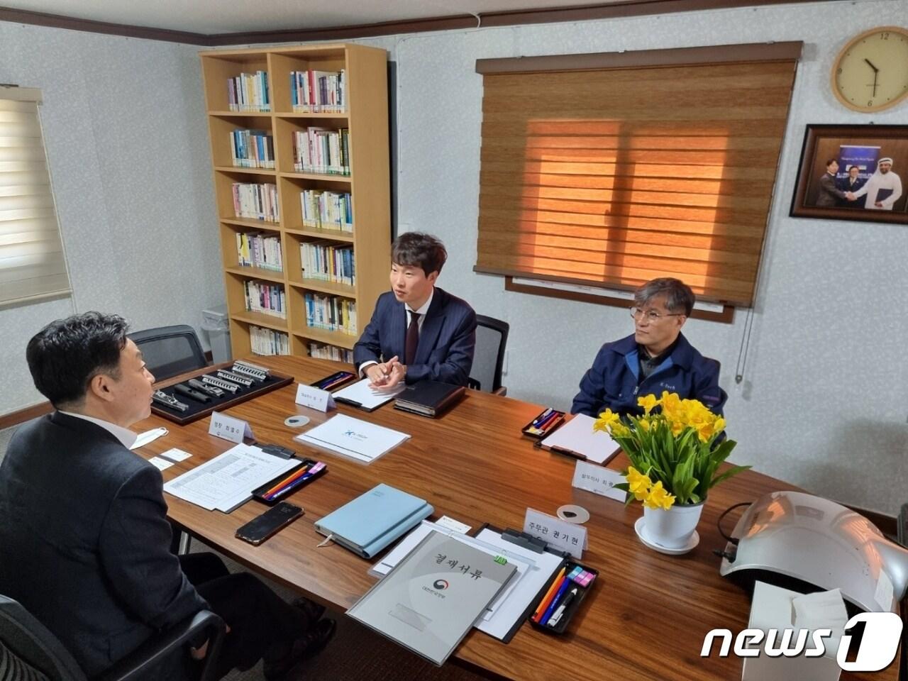 본문 이미지 - 경남중기청이 28일 경남 사천에 있는 케이테크㈜를 찾아 회사 관계자들을 상대로 현장 의견을 청취하고 있다.(경남중기청 제공)