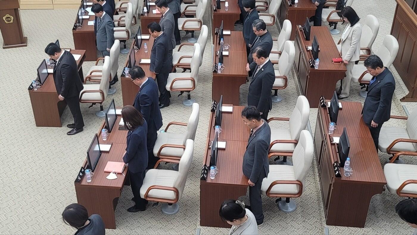 본문 이미지 - 28일 열린 세종시의회  82회 임시회에서 의원들이 순국선열에 대한 묵념을 하고 있다. ⓒ News1 장동열 기자