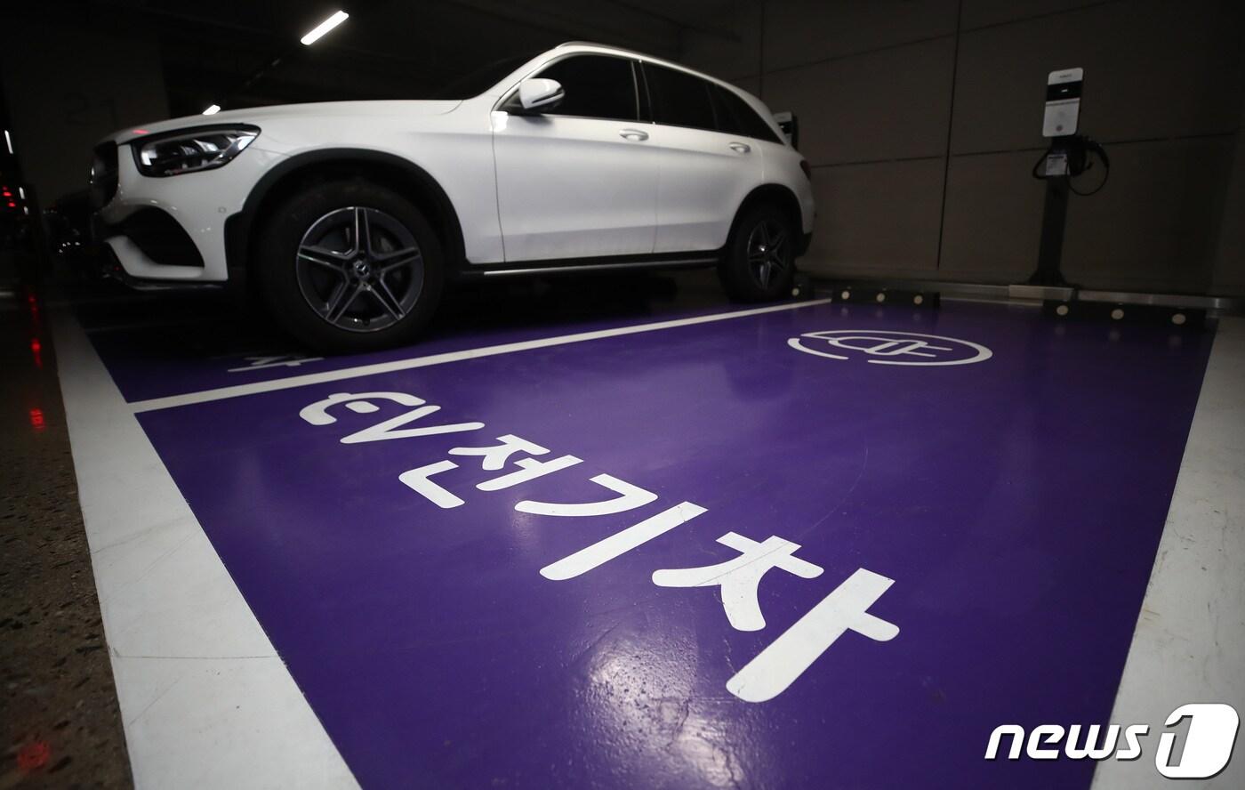 본문 이미지 -  사진은 서울 시내 전기차 충전시설 모습. 2023.3.28/뉴스1 ⓒ News1 김민지 기자