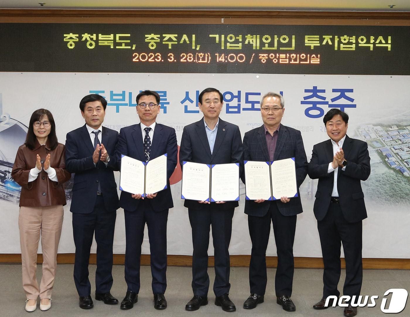 본문 이미지 - 28일 충북 충주시는 승강기 부품 제조기업 2곳과 155억원 규모의 투자협약을 했다고 밝혔다. 사진은 협약식.(충주시 제공)2023.3.28/뉴스1