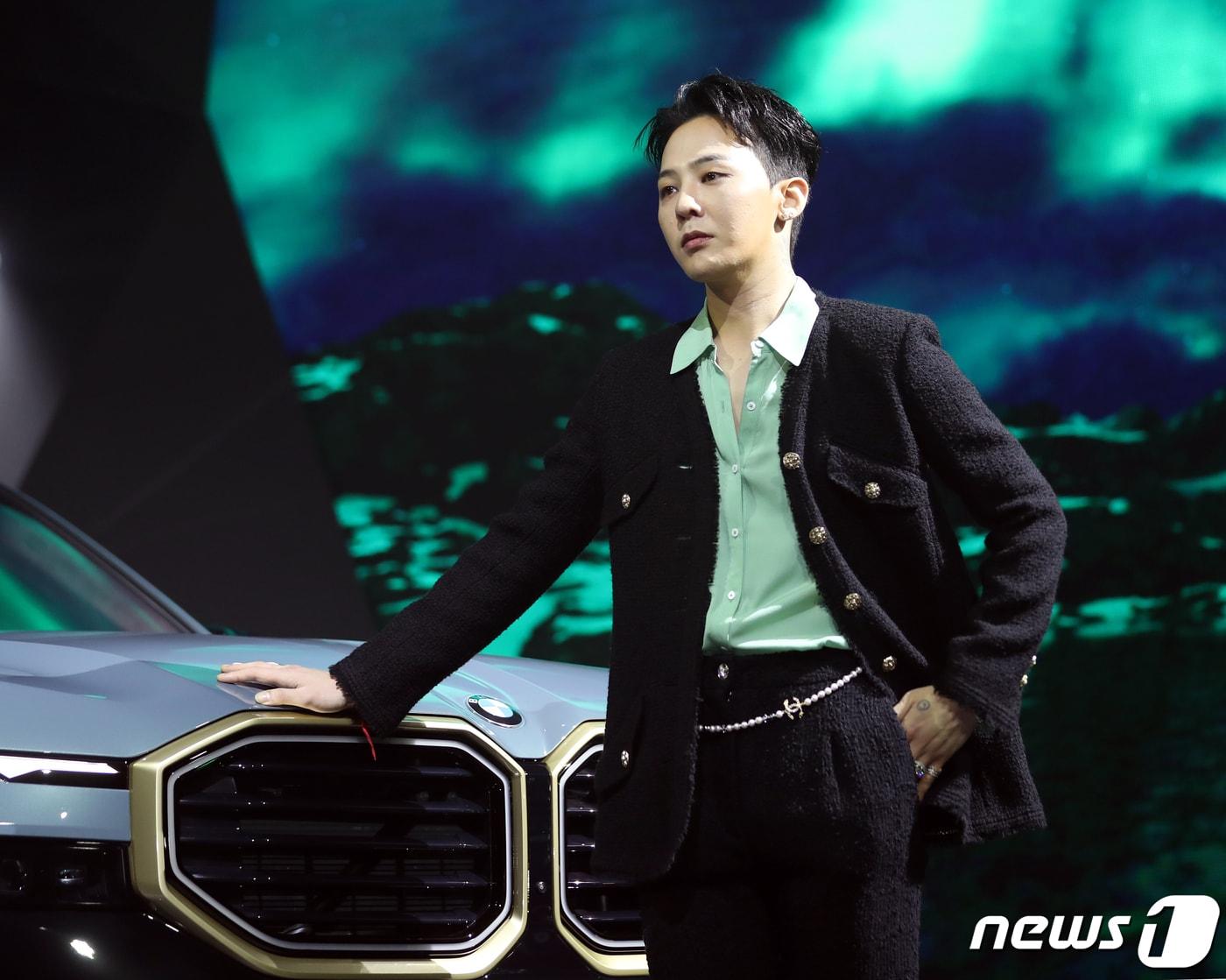 본문 이미지 - 가수 지드래곤(G-DRAGON)이 28일 오후 서울 강남구 삼성동에서 진행된 'BMW 뉴 XM' 출시 행사에 참석해 기념 촬영을 하고 있다. 2023.3.28/뉴스1 ⓒ News1 김진환 기자