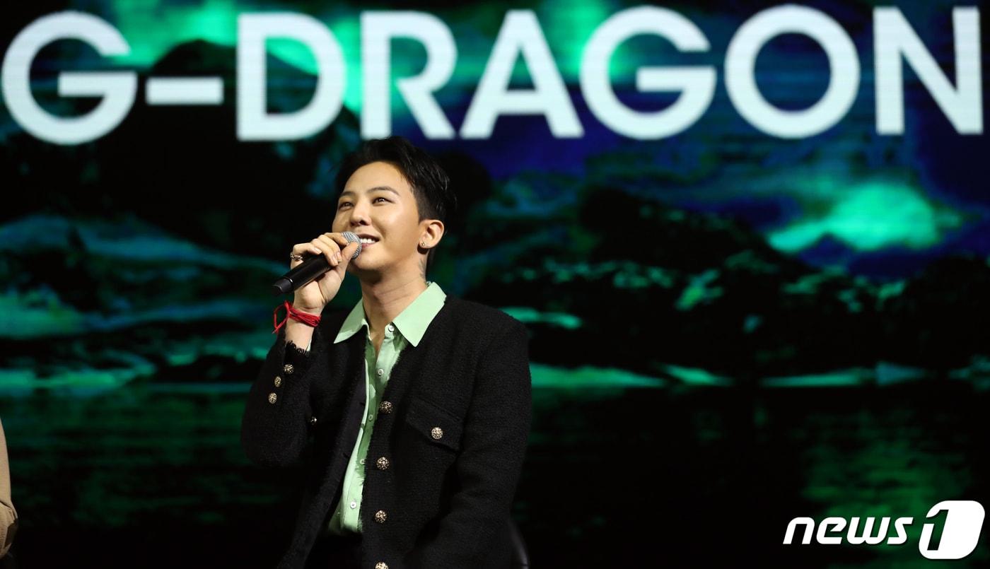 가수 지드래곤(G-DRAGON)이 28일 오후 서울 강남구 삼성동에서 진행된 'BMW 뉴 XM' 출시 행사에 참석해 인터뷰를 하고 있다. 2023.3.28/뉴스1 ⓒ News1 김진환 기자