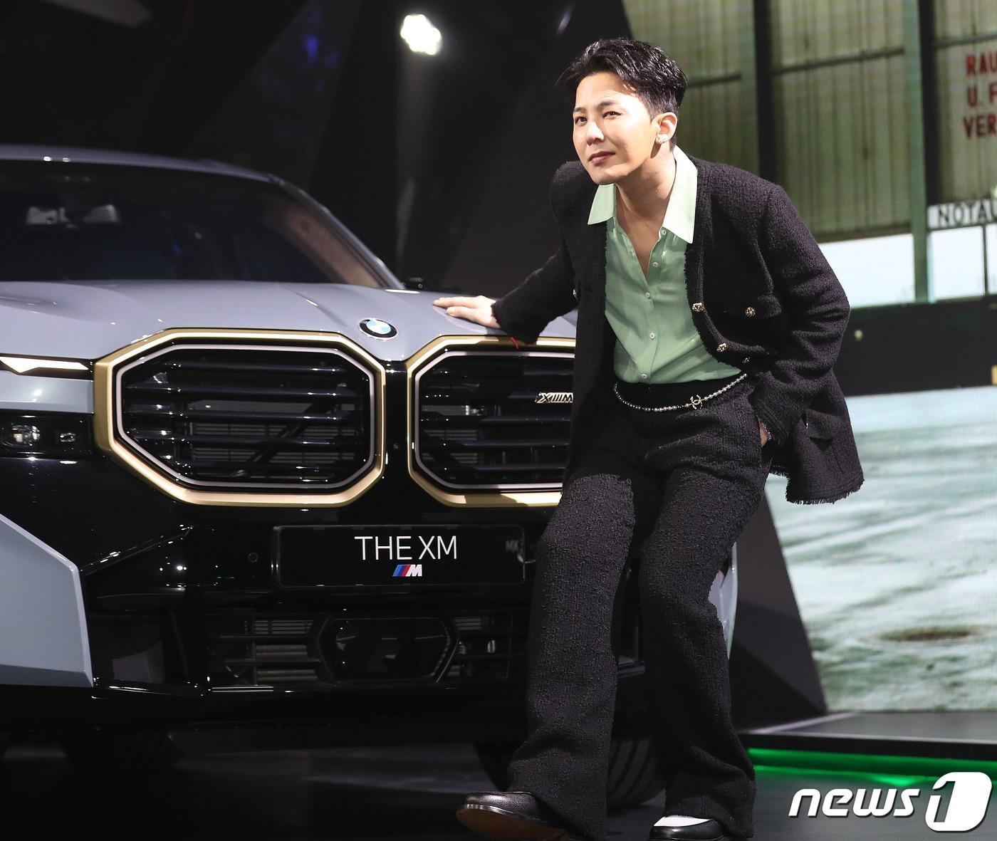 본문 이미지 - 가수 지드래곤이 'BMW 뉴 XM' 출시 행사에 참석해 기념 촬영을 하고 있다. 2023.3.28/뉴스1 ⓒ News1 김진환 기자