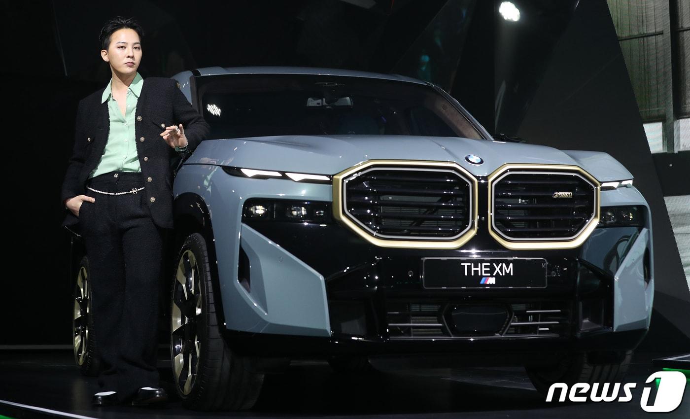 본문 이미지 - 가수 지드래곤(G-DRAGON)이 28일 오후 서울 강남구 삼성동에서 진행된 'BMW 뉴 XM' 출시 행사에 참석해 기념 촬영을 하고 있다. 2023.3.28/뉴스1 ⓒ News1 김진환 기자