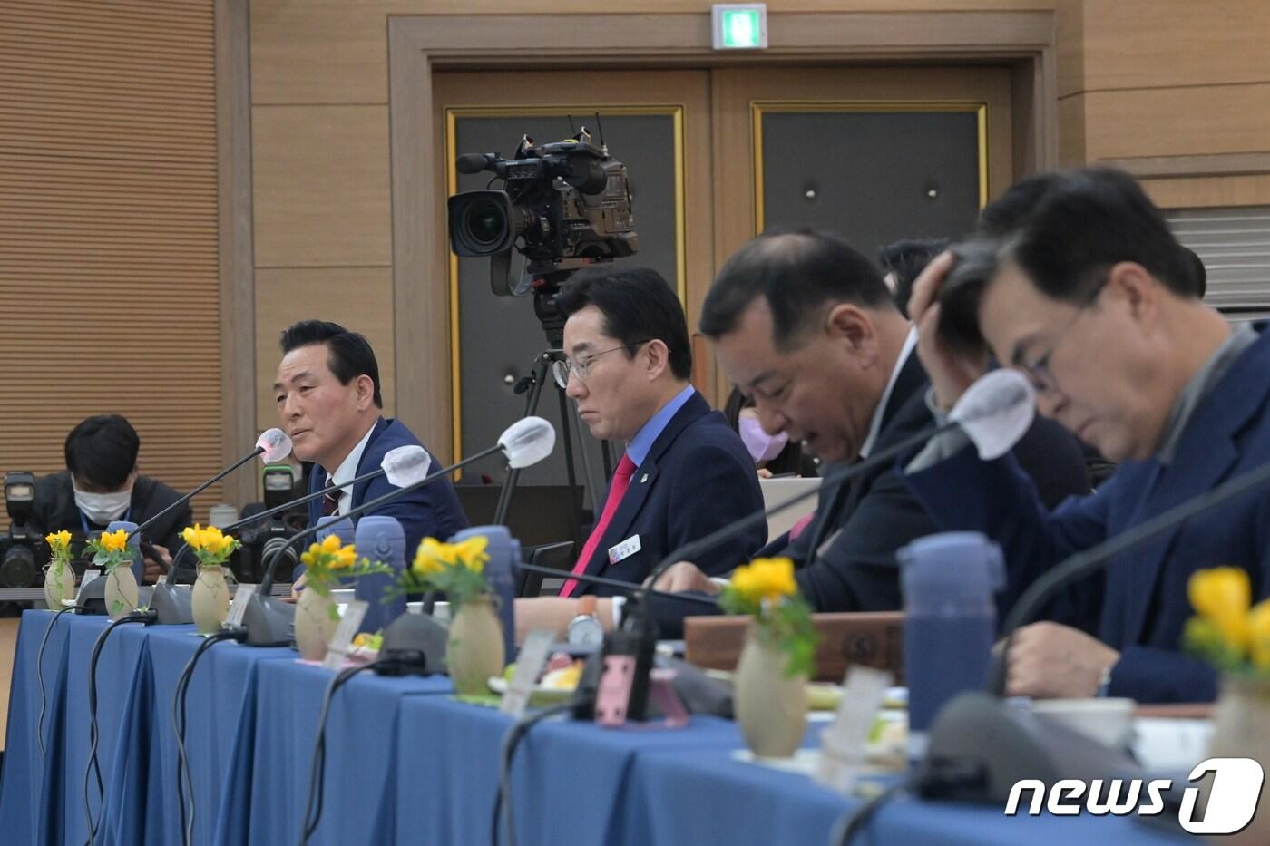 본문 이미지 - 지난달 27일 서산시청에서 열린 '충청남도 시장·군수협의회 및 지방정부회의'에서 백성현 시장(왼쪽)이 발언하고 있다. 백 시장은 방산혁신클러스터 사업 유치를 위한 충남 15개 시군의 협조를 요청했다. (논산시 제공) /뉴스1