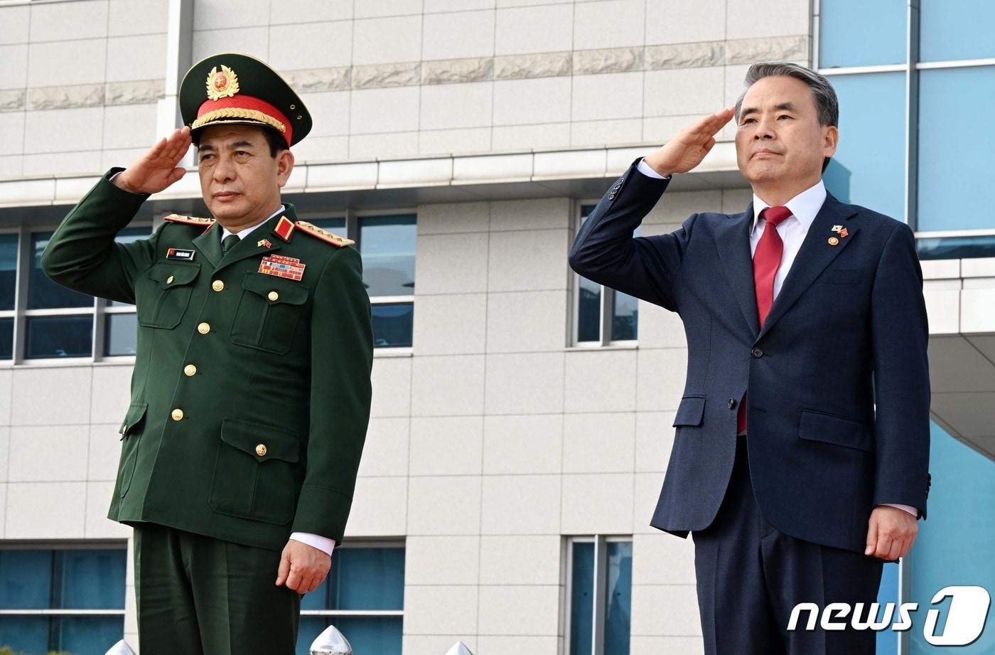 이종섭 국방부 장관(오른쪽)과 판 반 장 베트남 국방장관. 2023.3.28/뉴스1 ⓒ News1 사진공동취재단