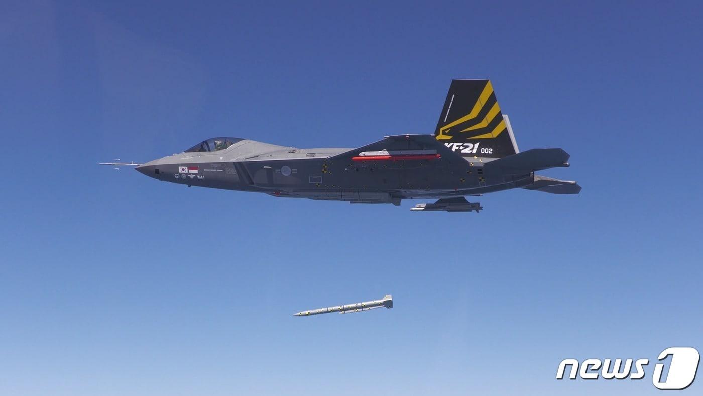 방위사업청은 28일 한국형 전투기 KF-21 '보라매'가 경남 사천 공군 제3훈련비행단을 이륙, 남해 상공에서 진행한 공대공 무장분리 시험, 공중 기총발사 시험을 성공적으로 수행했다고 밝혔다. (방위사업청 제공) 2023.3.28/뉴스1