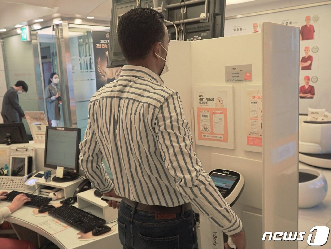 본문 이미지 - 지난 22일 인바디 해외법인 임직원들이 인바디 글로벌 우수사례 병원으로 선정된 서울 365mc병원을 찾아 체성분 측정을 체험하고 지방흡입 특화 활용 노하우를 공유했다/365mc 제공