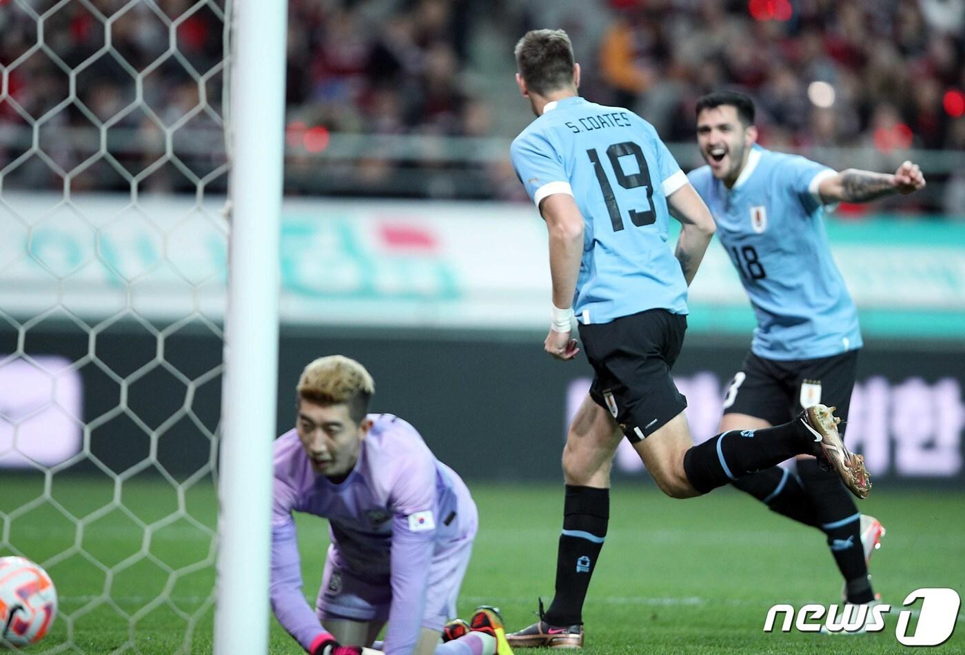 28일 오후 마포구 상암동 서울월드컵경기장에서 열린 축구 국가대표 평가전 대한민국과 우루과이의 경기에서 우루과이 대표팀 세바스티안 코아테스가 선제골을 넣은 뒤 조현우 골키퍼를 지나고 있다.  2023.3.28/뉴스1 ⓒ News1 박정호 기자