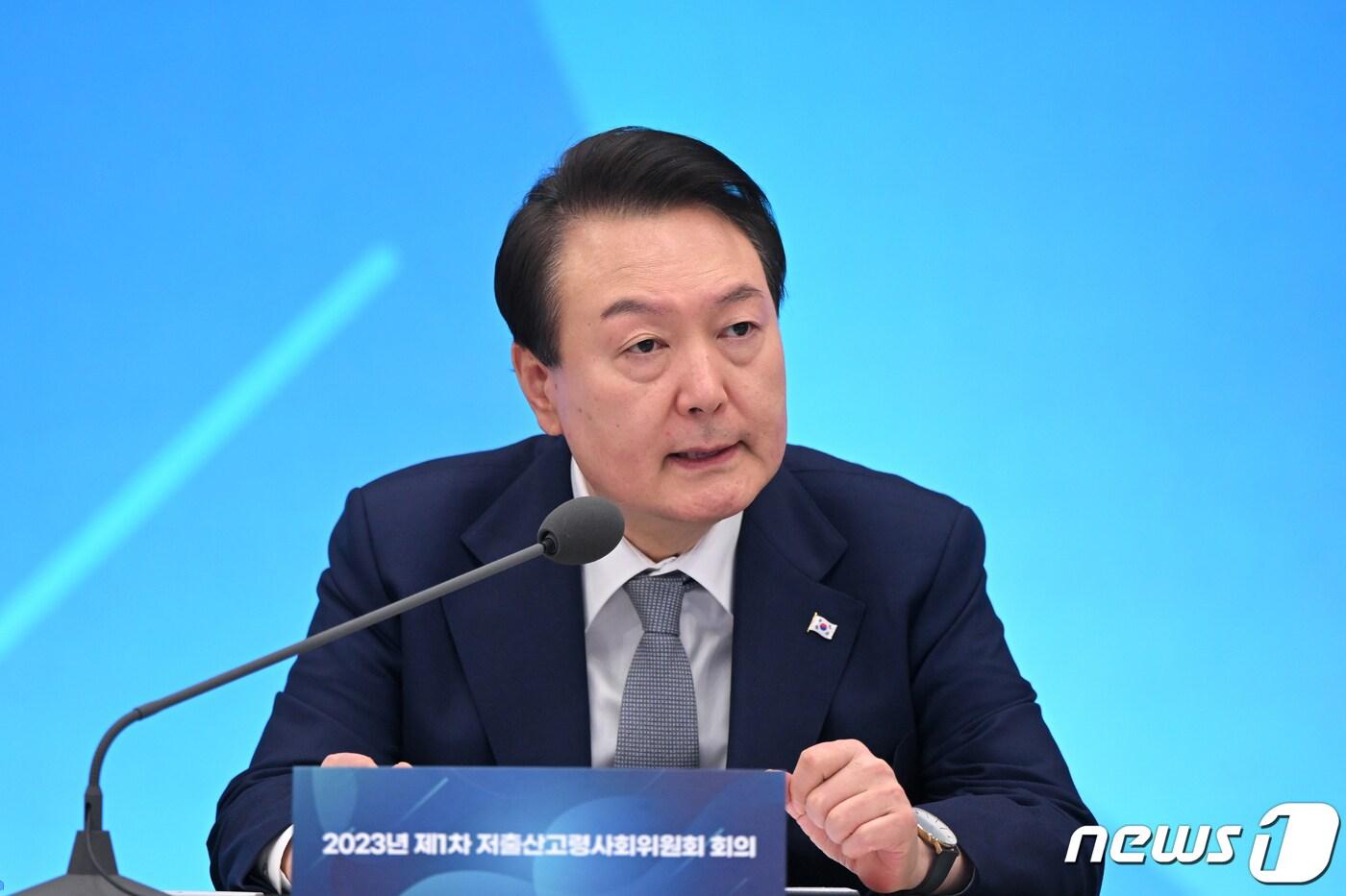 본문 이미지 - 윤석열 대통령이 28일 청와대 영빈관에서 열린 제1차 저출산고령사회위원회 회의에서 모두발언을 하고 있다. (대통령실 제공) 2023.3.28/뉴스1 ⓒ News1 오대일 기자