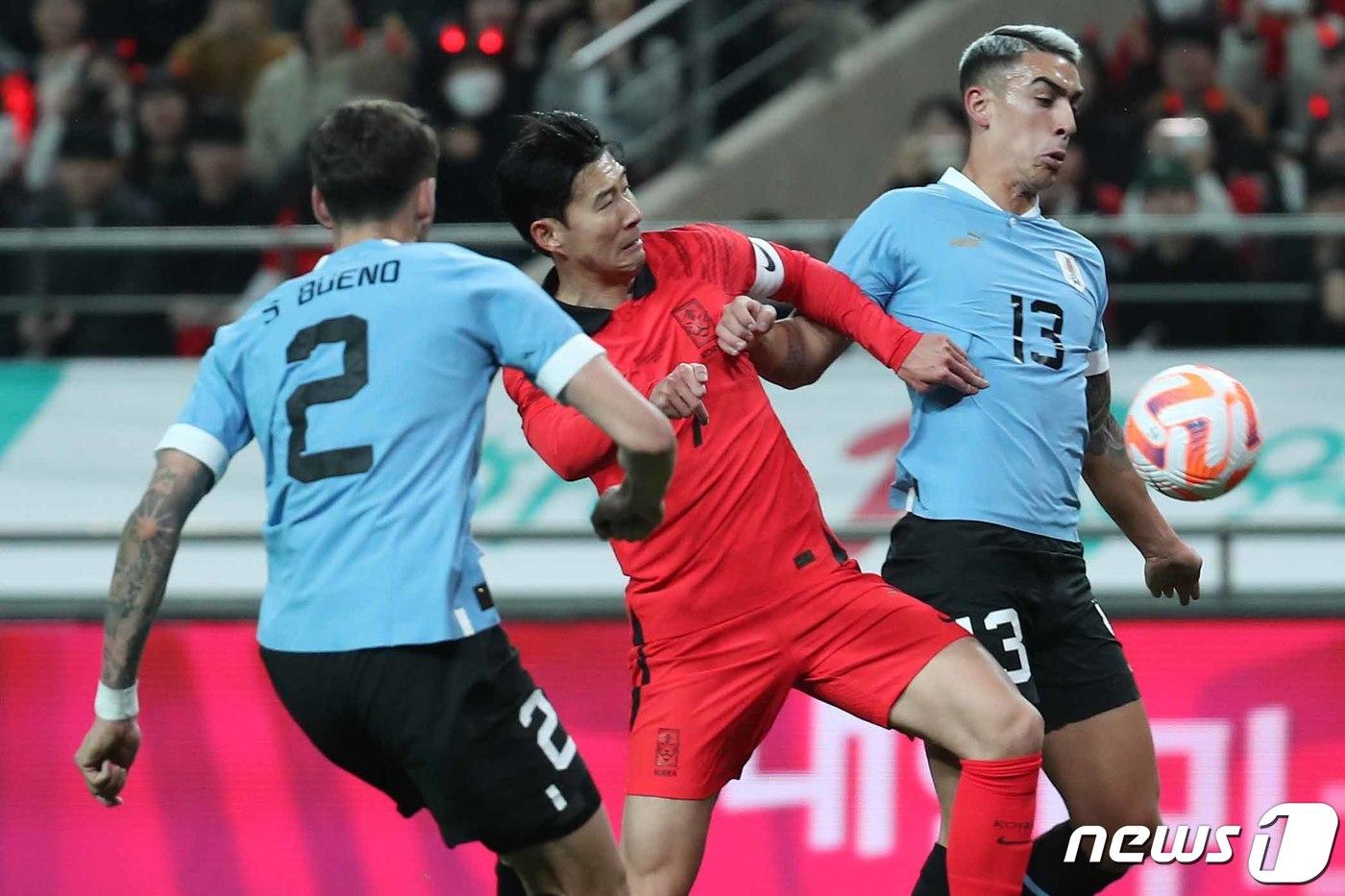 본문 이미지 - 대한민국 축구 국가대표팀 손흥민이 28일 오후 서울 마포구 서울월드컵경기장에서 열린 축구 국가대표 평가전 대한민국과 우루과이의 경기에서 상대 선수와 몸싸움을 벌이고 있다. 2023.3.28/뉴스1 ⓒ News1 민경석 기자