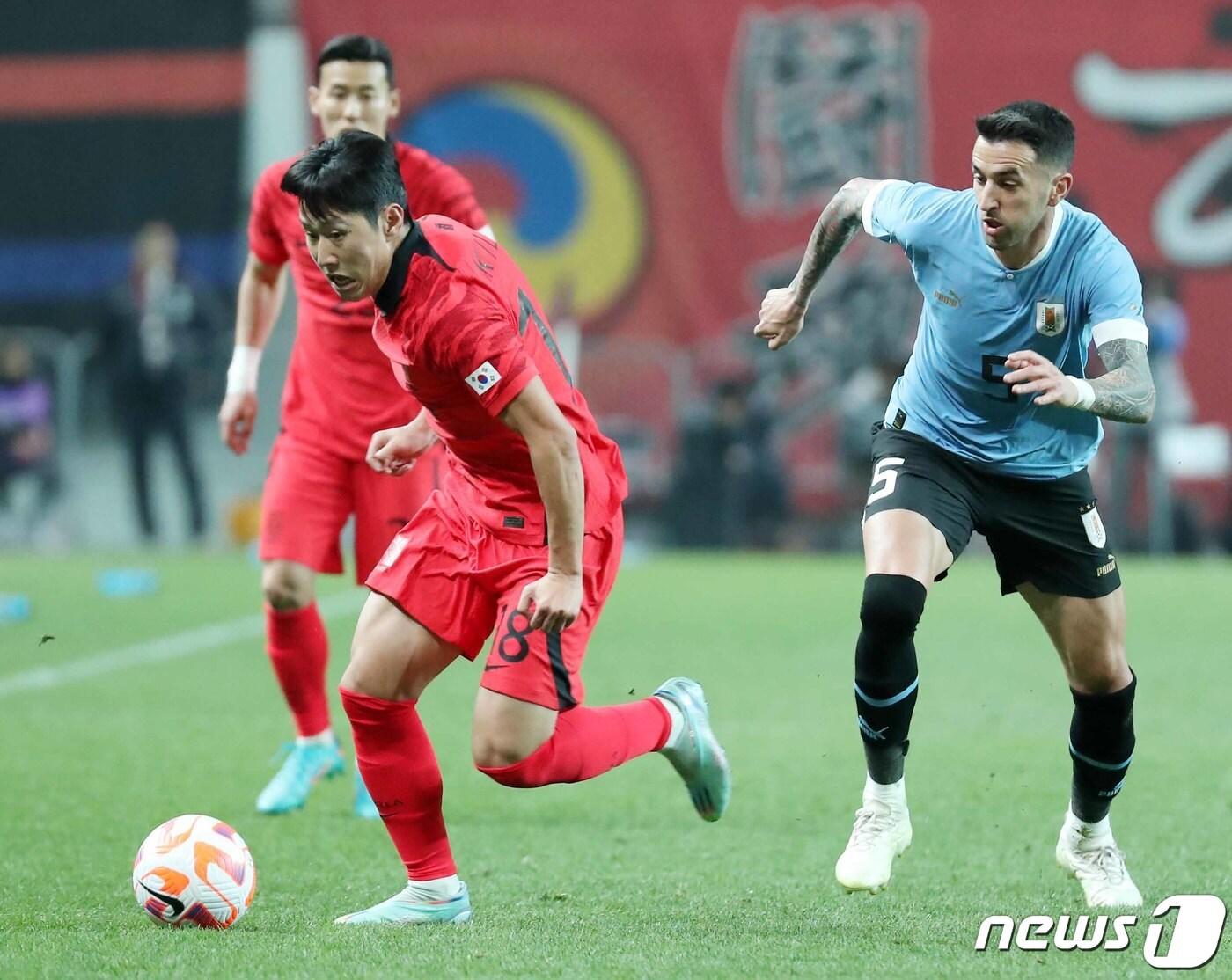 본문 이미지 - 대한민국 축구 국가대표팀 이강인이 28일 오후 서울 마포구 서울월드컵경기장에서 열린 축구 국가대표 평가전 대한민국과 우루과이의 경기에서 상대 문전으로 쇄도하고 있다. 2023.3.28/뉴스1 ⓒ News1 민경석 기자