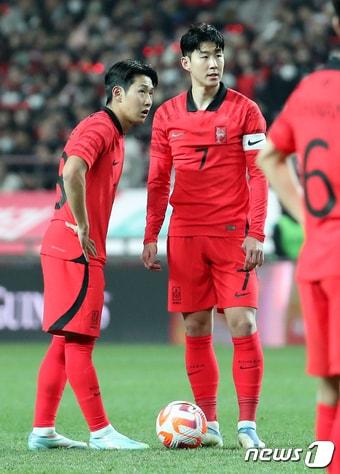 본문 이미지 - 대한민국 축구 국가대표팀 손흥민과 이강인이 28일 오후 서울 마포구 서울월드컵경기장에서 열린 축구 국가대표 평가전 대한민국과 우루과이의 경기 프리킥 찬스에서 대화를 나누고 있다. 2023.3.28/뉴스1 ⓒ News1 민경석 기자