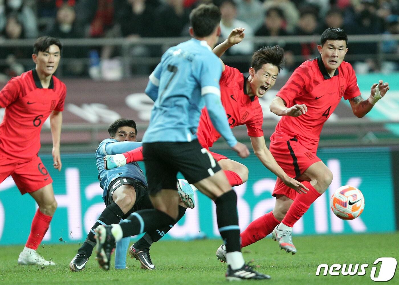 본문 이미지 - 손준호가 28일 오후 마포구 상암동 서울월드컵경기장에서 열린 축구 국가대표 평가전 대한민국과 우루과이의 경기에서 상대 선수의 태클에 넘어지고 있다. 손흥민, 이강인, 김민재, 조규성 등 카타르월드컵 멤버 대부분이 소집돼 지난 24일 울산서 열린 콜롬비아전에서 2-2로 비겼던 '클린스만호'는 우루과이를 상대로 아쉬운 2:1 패배로 경기를 마쳤다. 2023.3.28/뉴스1 ⓒ News1 박정호 기자