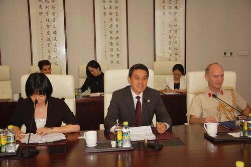 본문 이미지 -  왕야쥔&#40;앞줄 가운데&#41; 주북한 중국 대사. &#40;중국 외교부 홈페이지 갈무리