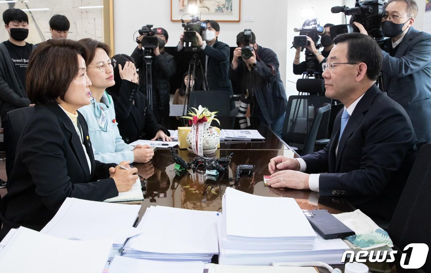 이은주 정의당 원내대표(왼쪽)와 주호영 국민의힘 원내대표./뉴스1 ⓒ News1 DB