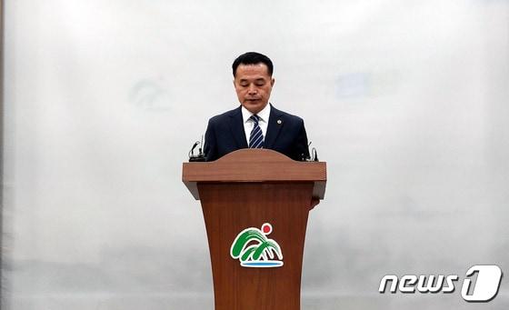 본문 이미지 - 사과 기자회견을 하는 박지헌 충북도의원. / 뉴스1