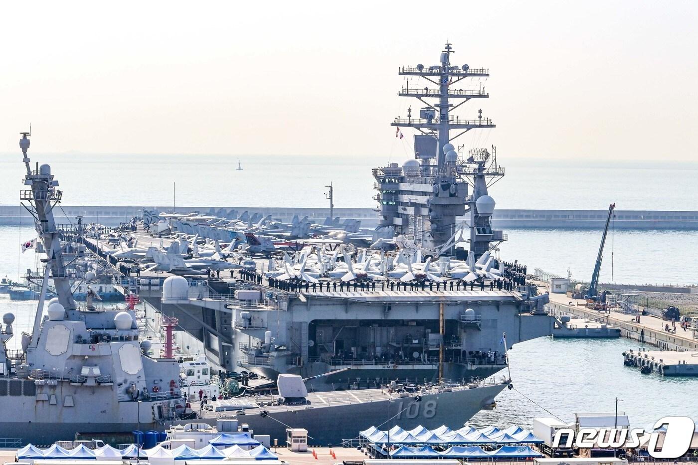 지난 3월28일 부산작전기지에 미국 해군 원자력추진 항공모함 니미츠(nimitz/CVN-68)함이 입항하고 있다. 2023.3.29/뉴스1 ⓒ News1 사진공동취재단