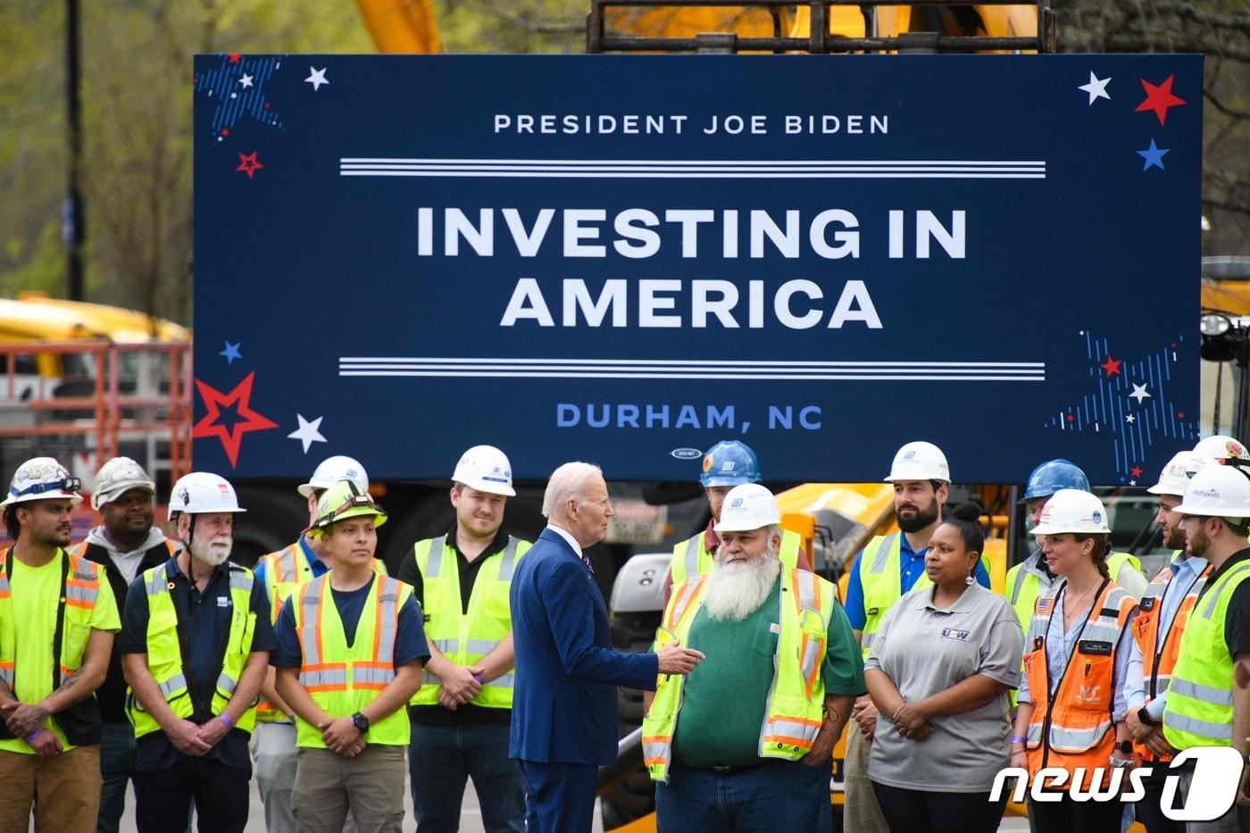 조 바이든 미국 대통령이 28일(현지 시각) 입법 성과를 홍보하기 위해 '인베스팅 인 아메리카' 투어에 나서 노스캐롤라이나주 더럼에 있는 반도체 제조업체 울프스피드사를 방문해 근로자들과 인사를 하고 있다. 2023.2.29ⓒ AFP=뉴스1 ⓒ News1 우동명 기자