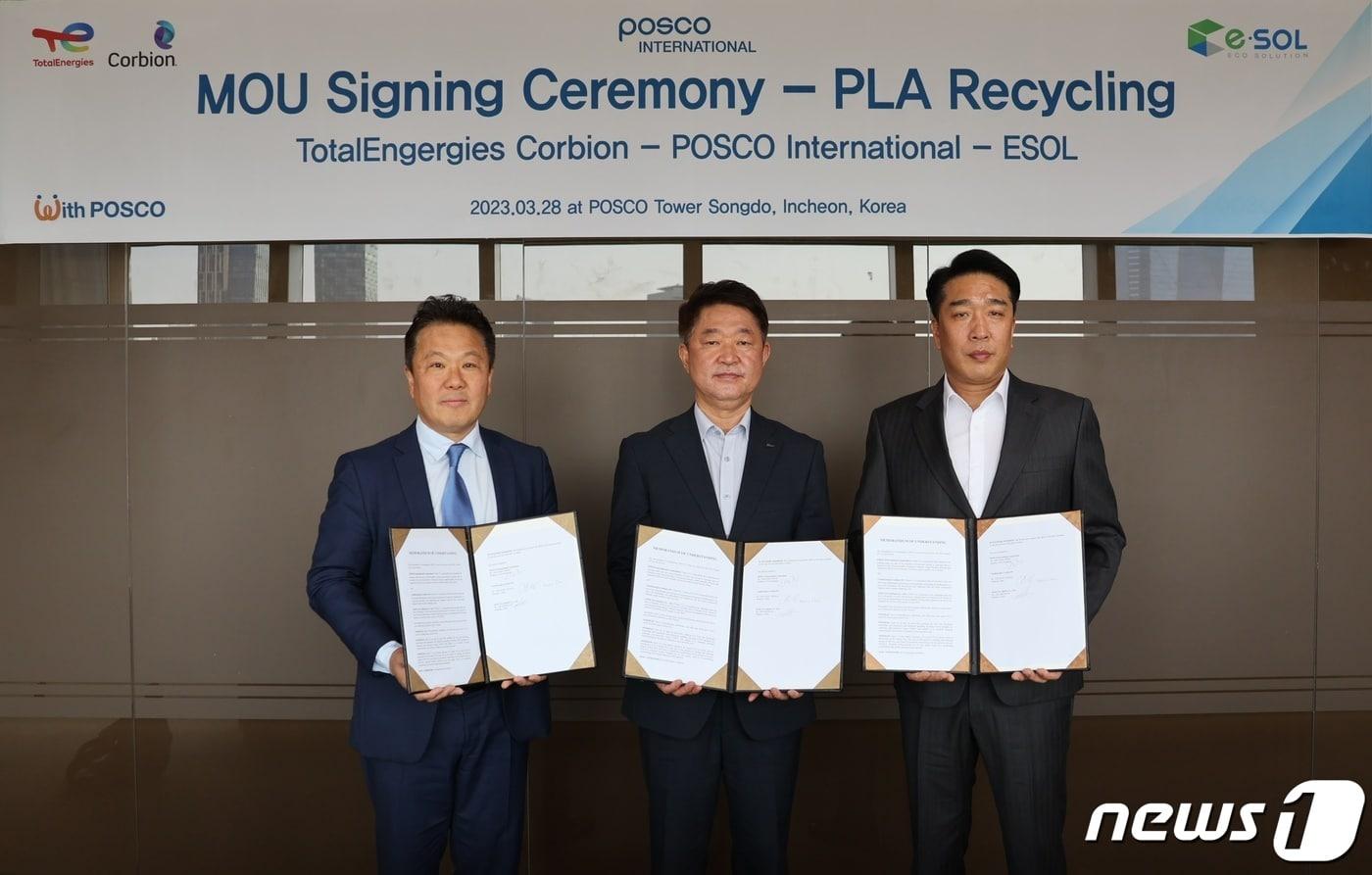 케빈조 토탈에너지스콜비온 한국·호주 대표(왼쪽부터)와 이상훈 포스코인터내셔널 본부장, 오흥기 이솔산업 사장이 지난 28일 포스코인터내셔널 송도 사옥에서 열린 MOU 체결식에서 기념 촬영을 하고 있다.(포스코인터내셔널 제공)
