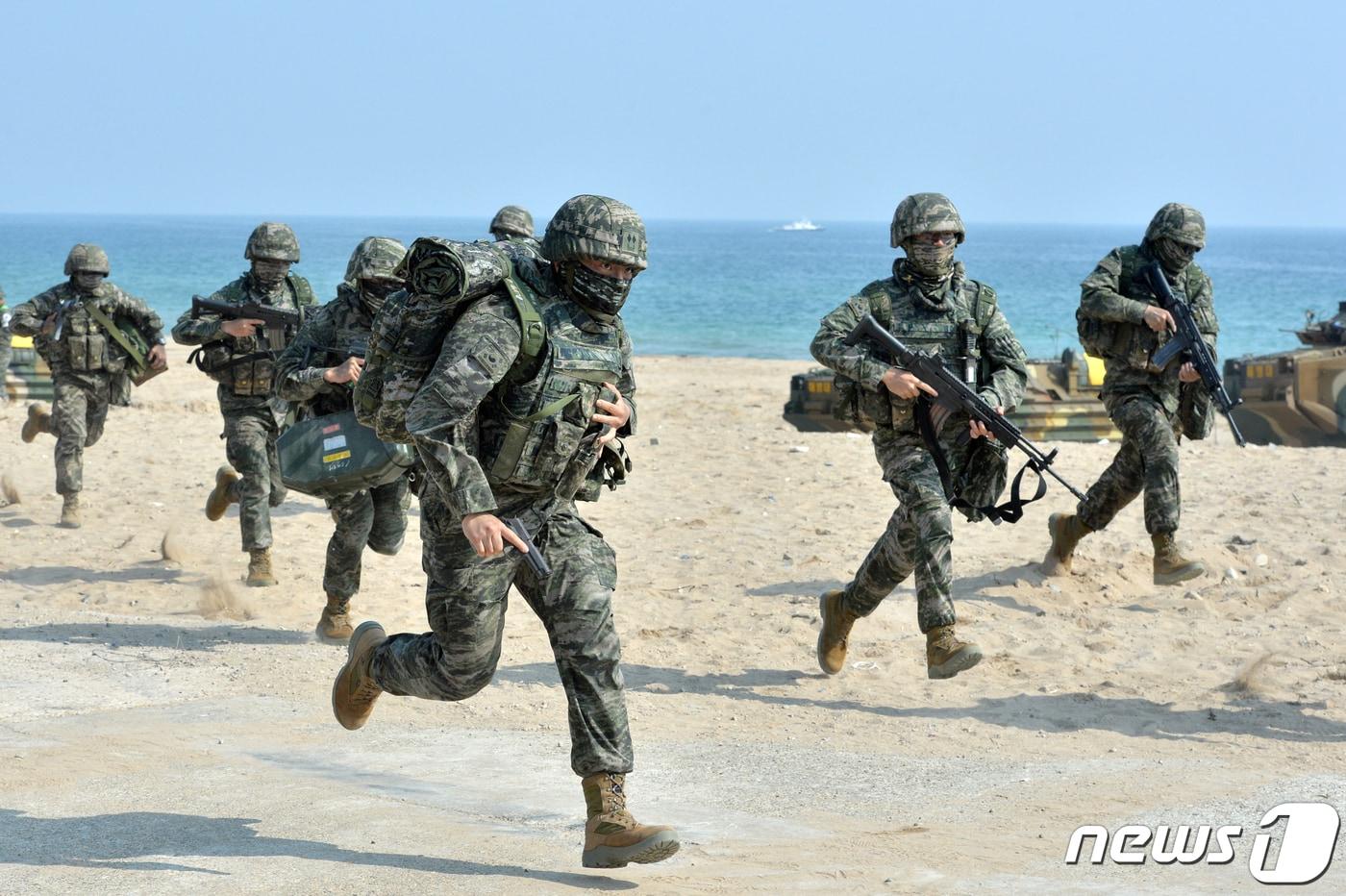 본문 이미지 - 지난달 29일 경북 포항시 북구 화진리 일원에서 실시된 '2023 쌍룡훈련' 중 해병대원들이 해안 두보를 확보하고 있다.2023.3.29/뉴스1 ⓒ News1 최창호 기자