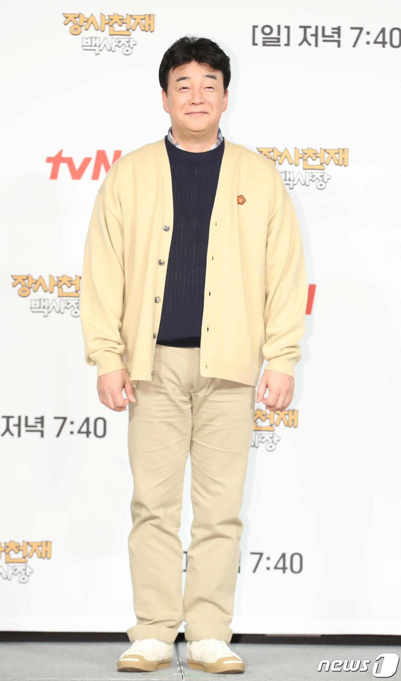 본문 이미지 - 요리연구가 백종원이 29일 오전 서울 마포구 서울가든호텔에서 열린 tvN 신규 예능 '장사천재 백사장' 제작발표회에서 포즈를 취하고 있다. '장사천재 백사장'은 대한민국 최고의 외식 경영 전문가 백종원이 한식 불모지에서 직접 창업부터 운영까지 나서는 '백종원의 세계 밥장사 도전기'를 그린다. 2023.3.29/뉴스1 ⓒ News1 권현진 기자