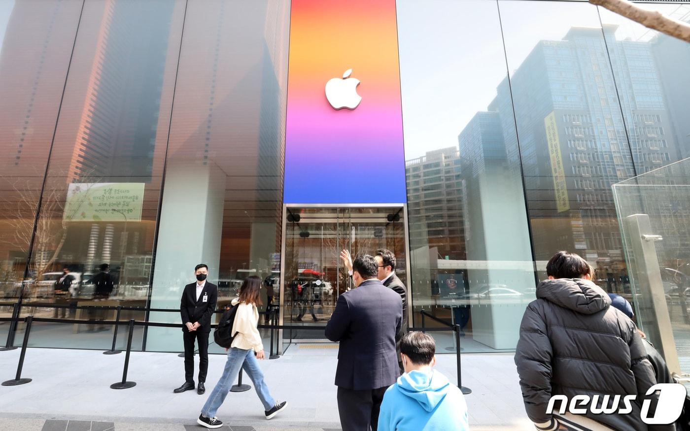 29일 오전 서울 강남구 애플스토어 강남점 앞으로 시민들이 지나고 있다. '애플 강남'은 '애플 잠실'에 이은 국내 다섯 번째 애플 매장으로 오는 31일 정식 개점한다. 2023.3.29/뉴스1 ⓒ News1 김진환 기자