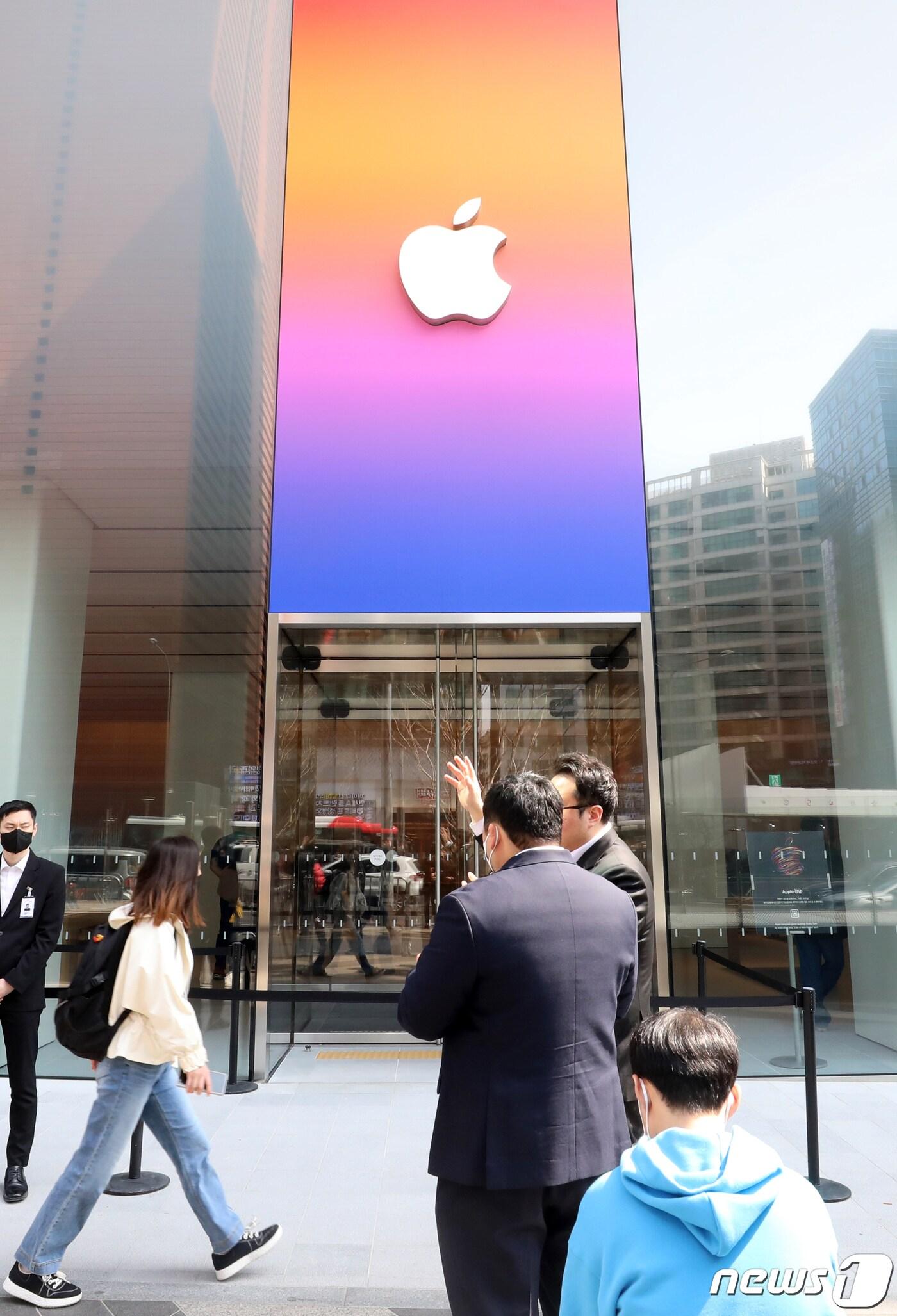 본문 이미지 - 29일 오전 서울 강남구 애플스토어 강남점 앞으로 시민들이 지나고 있다. '애플 강남'은 '애플 잠실'에 이은 국내 다섯 번째 애플 매장으로 오는 31일 정식 개점한다. 2023.3.29/뉴스1 ⓒ News1 김진환 기자