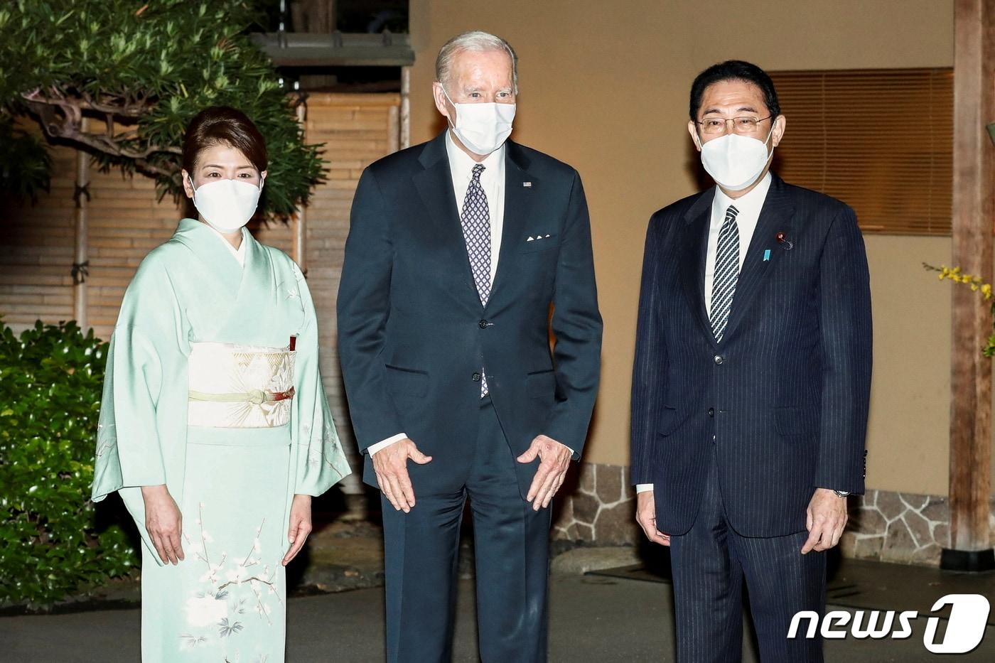 기시다 후미오(오른쪽) 일본 총리 부인 유코 여사(왼쪽)가 내달 중순께 단독 방미한다고 일본 TBS계열 JNN이 29일 보도했다. 사진은 조 바이든(가운데) 미국 대통령이 지난해 5월23일 방일해 기시다 내외와 기념 촬영을 하고 있는 모습. 2023.3.29 ⓒ 로이터=뉴스1 ⓒ News1 정윤미 기자