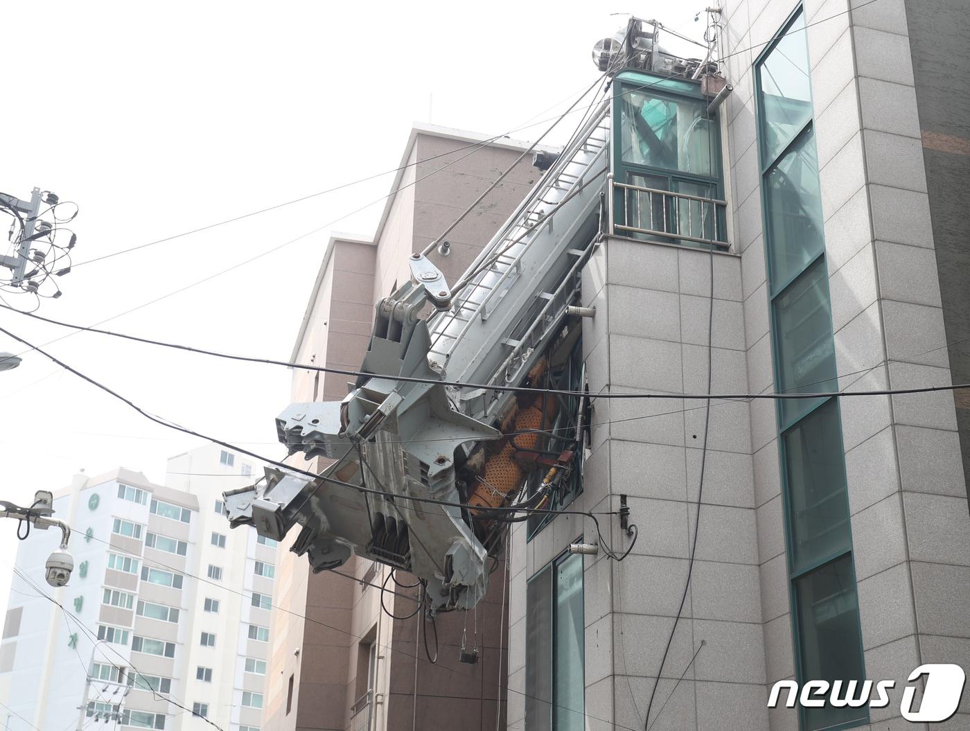 본문 이미지 - 29일 오전 11시35분께 울산시 남구 신정동의 한 주상복합아파트 공사현장에서 37m 높이의 항타기가 넘어지면서 인근 주택가를 덮치는 사고가 발생해 주변이 통제되고 있다. 2023.3.29/뉴스1 ⓒ News1 조민주 기자