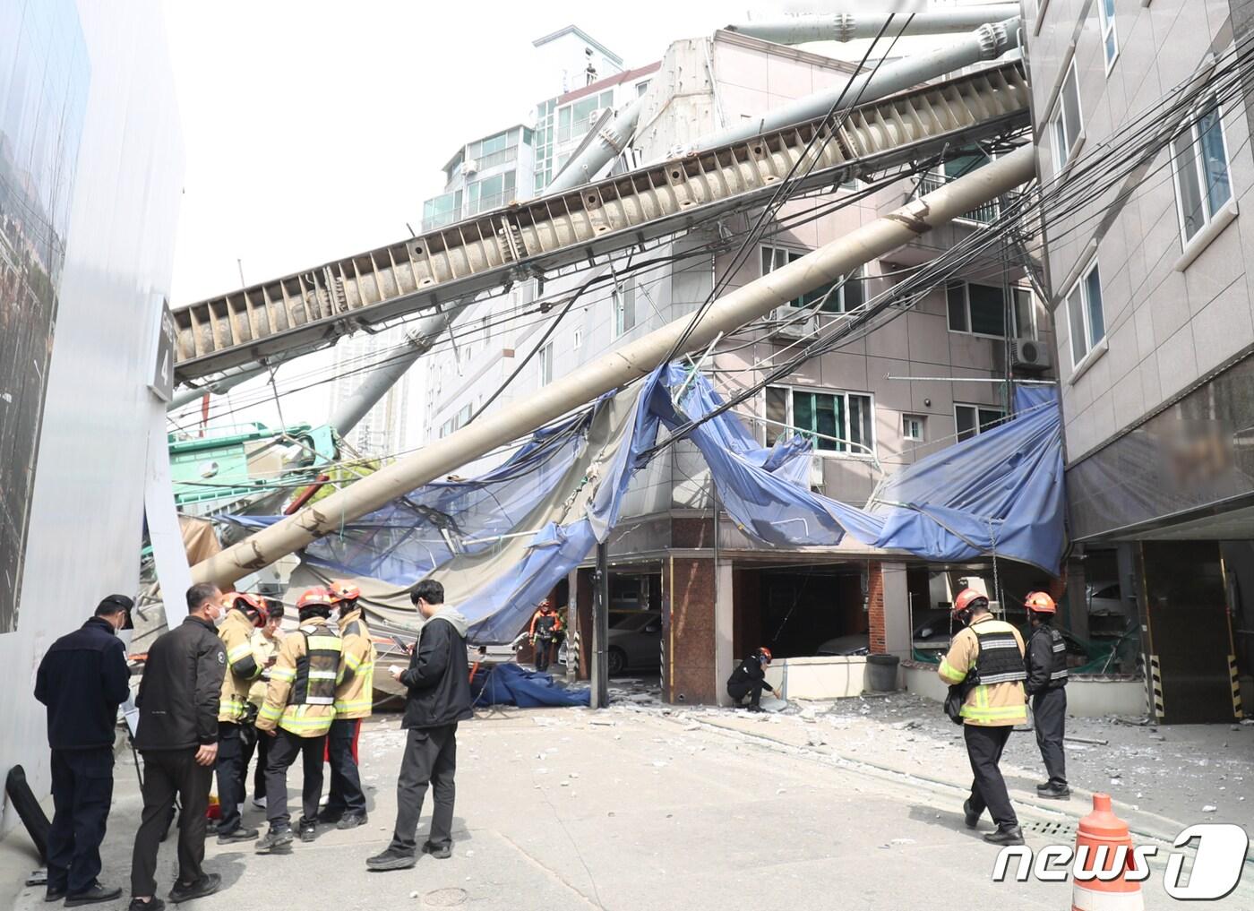 본문 이미지 - 29일 오전 11시35분께 울산 남구 신정동의 한 주상복합아파트 공사현장에서 37m 높이의 항타기(지반을 뚫는 장비)가 넘어지면서 인근 주택가를 덮치는 사고가 발생해 주변이 통제되고 있다. 이 사고로 5명이 병원으로 옮겨졌다. 2023.3.29/뉴스1 ⓒ News1 조민주 기자