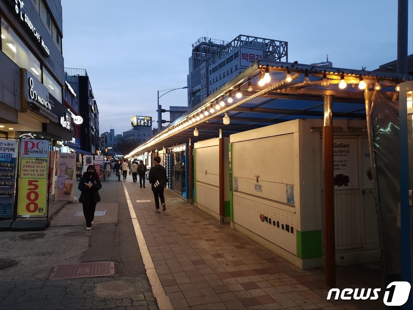 본문 이미지 - 지난 24일 오후 6시30분 서울 동작구 노량진 컵밥 거리. 2023.3.24/뉴스1 ⓒ News1 유민주 기자