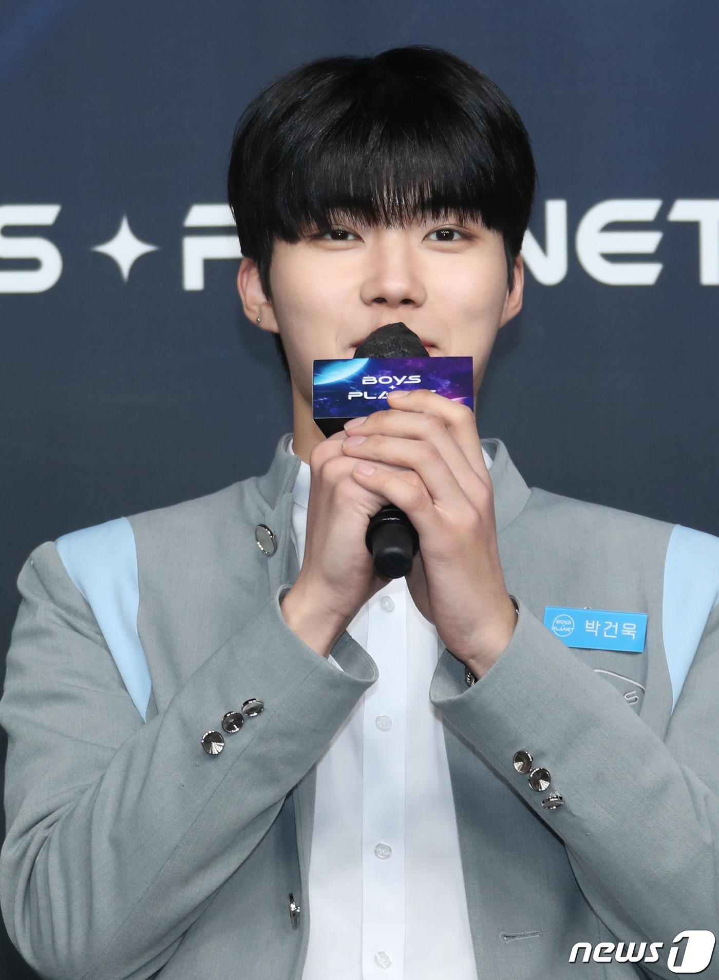 본문 이미지 - 연습생 박건욱이 29일 서울 CJ E&M CENTER 에서 열린 Mnet ‘보이즈 플래닛’ 생존자 신고식에서 포즈를 취하고 있다. 2023.3.29/뉴스1 ⓒ News1 권현진 기자