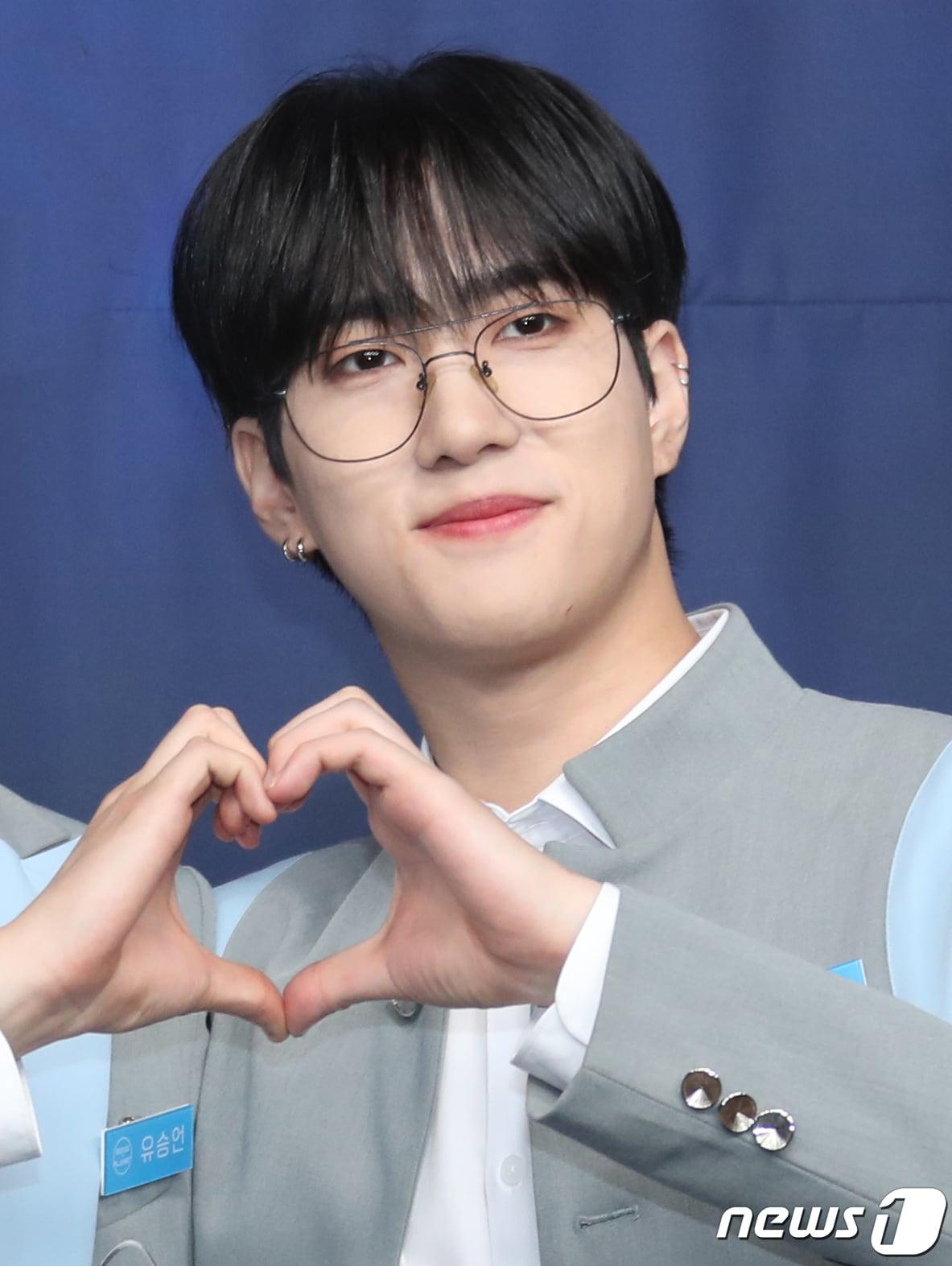 본문 이미지 - 연습생 윤종우가 29일 서울 CJ E&M CENTER 에서 열린 Mnet ‘보이즈 플래닛’ 생존자 신고식에서 포즈를 취하고 있다. 2023.3.29/뉴스1 ⓒ News1 권현진 기자