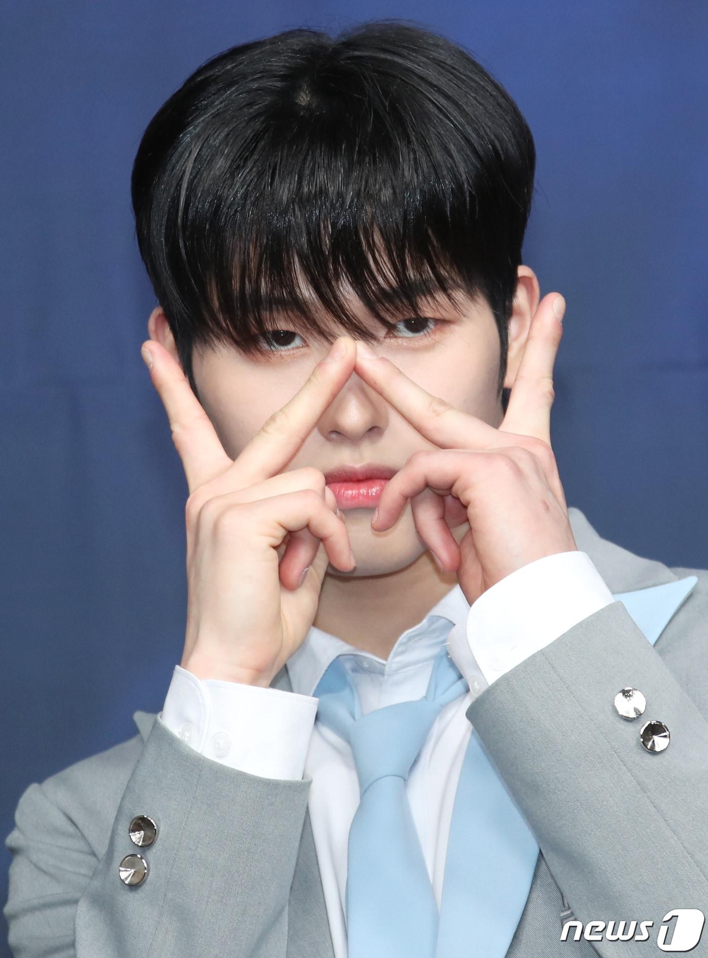 본문 이미지 - 연습생 이승환이 29일 서울 CJ E&M CENTER 에서 열린 Mnet ‘보이즈 플래닛’ 생존자 신고식에서 포즈를 취하고 있다. 2023.3.29/뉴스1 ⓒ News1 권현진 기자