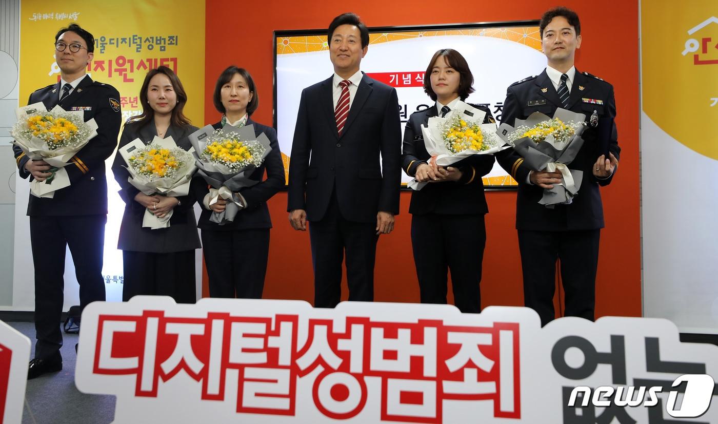 본문 이미지 - 오세훈 서울시장이 29일 오후 동작구 서울여성가족재단에서 열린 서울 디지털성범죄 안심지원센터 개관 1주년 기념 현장간담회에서 피해자 지원 유공자들과 기념사진을 찍고 있다. 2023.3.29/뉴스1 ⓒ News1 이동해 기자