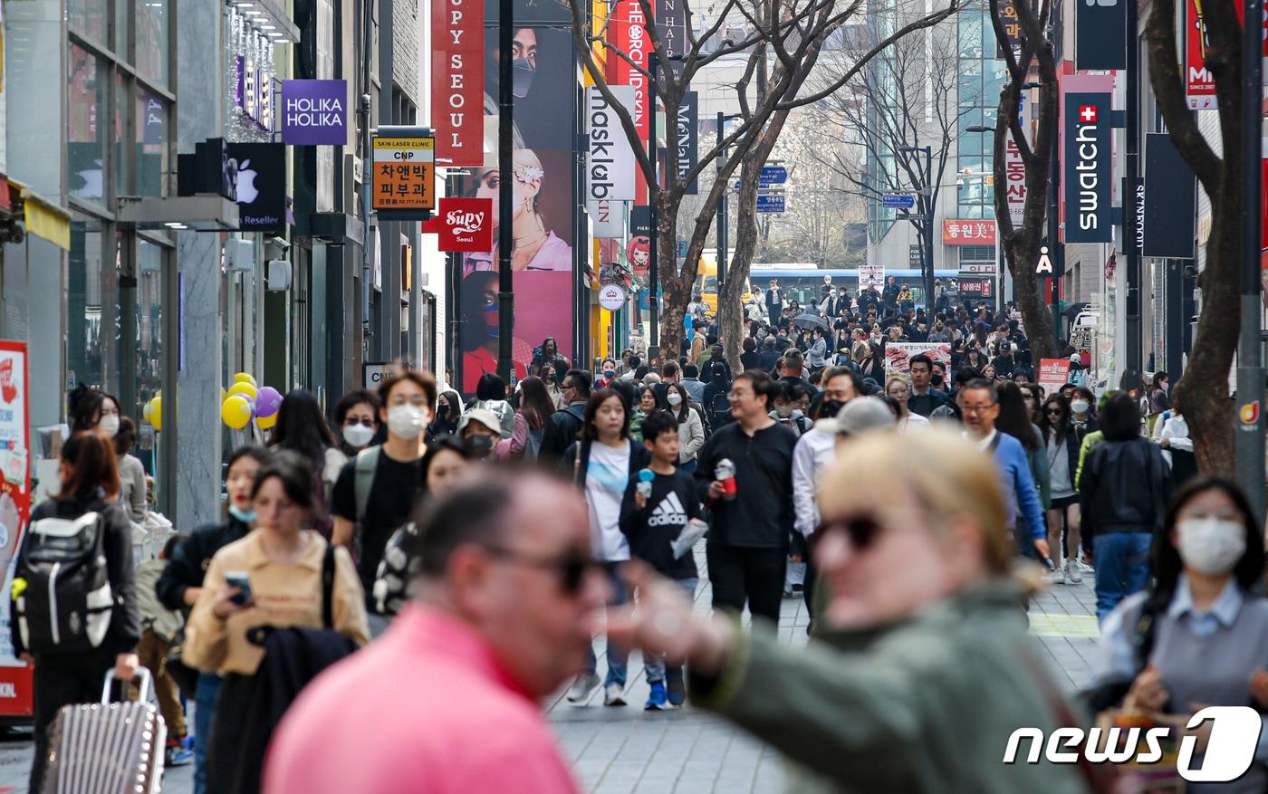 서울 중구 명동거리가 관광객과 시민들로 북적이고 있다. (자료사진) 2023.3.29/뉴스1