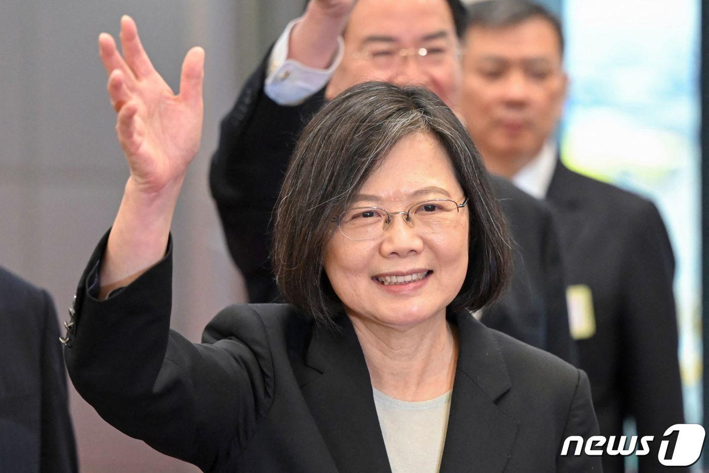 본문 이미지 - 차이잉원 대만 총통이 29일(현지시간) 낮 12시 반께 순방 길에 올랐다. ⓒ AFP=뉴스1 ⓒ News1 정윤영 기자