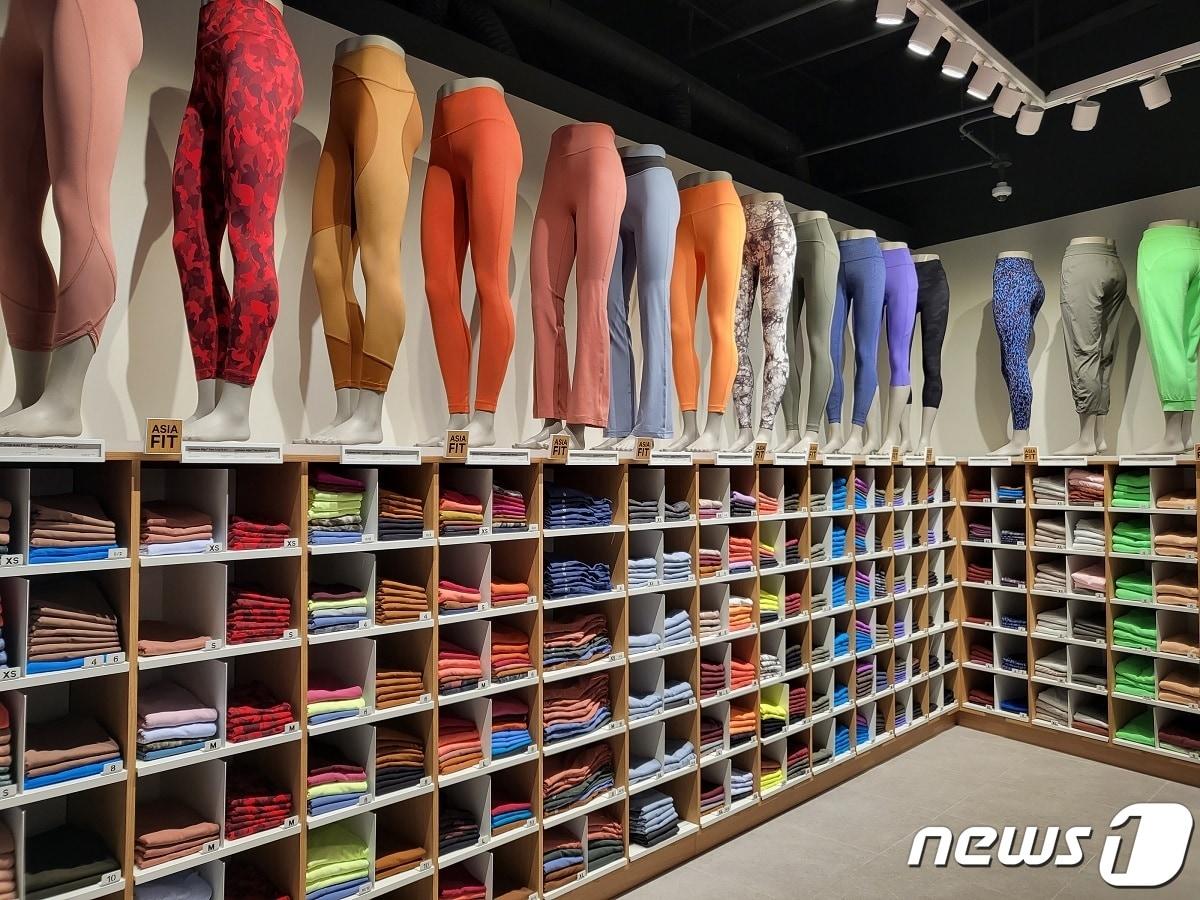 본문 이미지 - 여주프리미엄아울렛 룰루레몬 아울렛 스토어 내부 전경(신세계사이먼 제공)