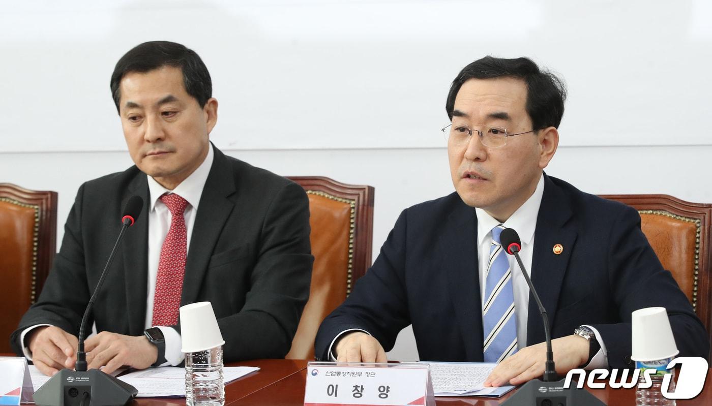 본문 이미지 - 이창양 산업통상자원부 장관(오른쪽)이서울 영등포구 여의도 국회에서 열린 전기·가스 요금 관련 당정협의회에서 모두발언을 하고 있다. 2023.3.29/뉴스1 ⓒ News1 임세영 기자