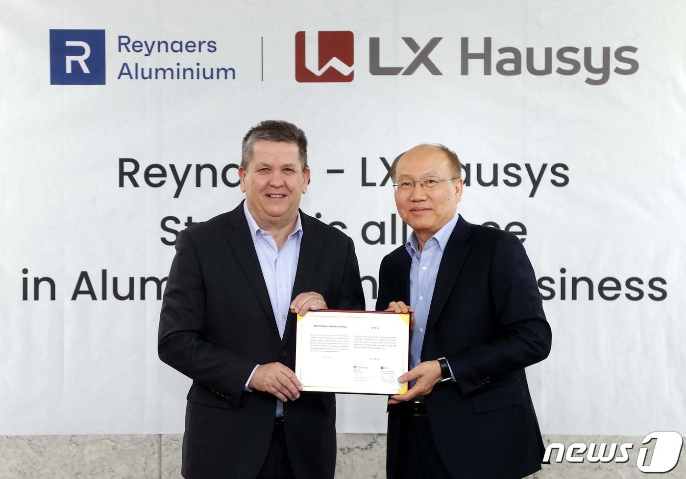 한명호 LX하우시스 사장(오른쪽)과 안드레아스 빌스도르프 레이너스 부회장이 기념사진을 찍고 있다.(LX하우시스 제공)